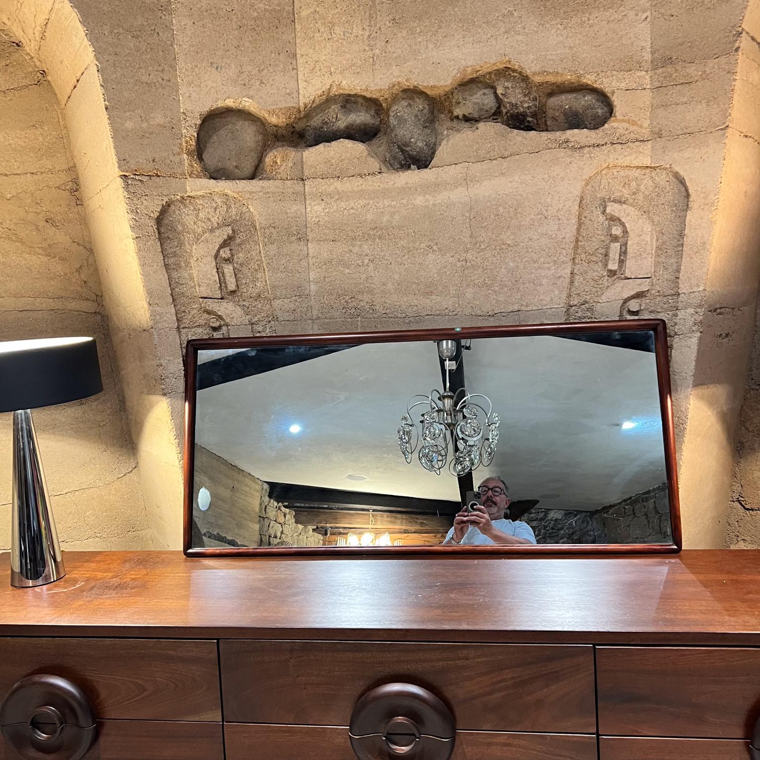 Mid-Century moderno Specchio da parete con cornice in Wood del 1950 Robsjohn-Gibbings per Widdicomb in vendita