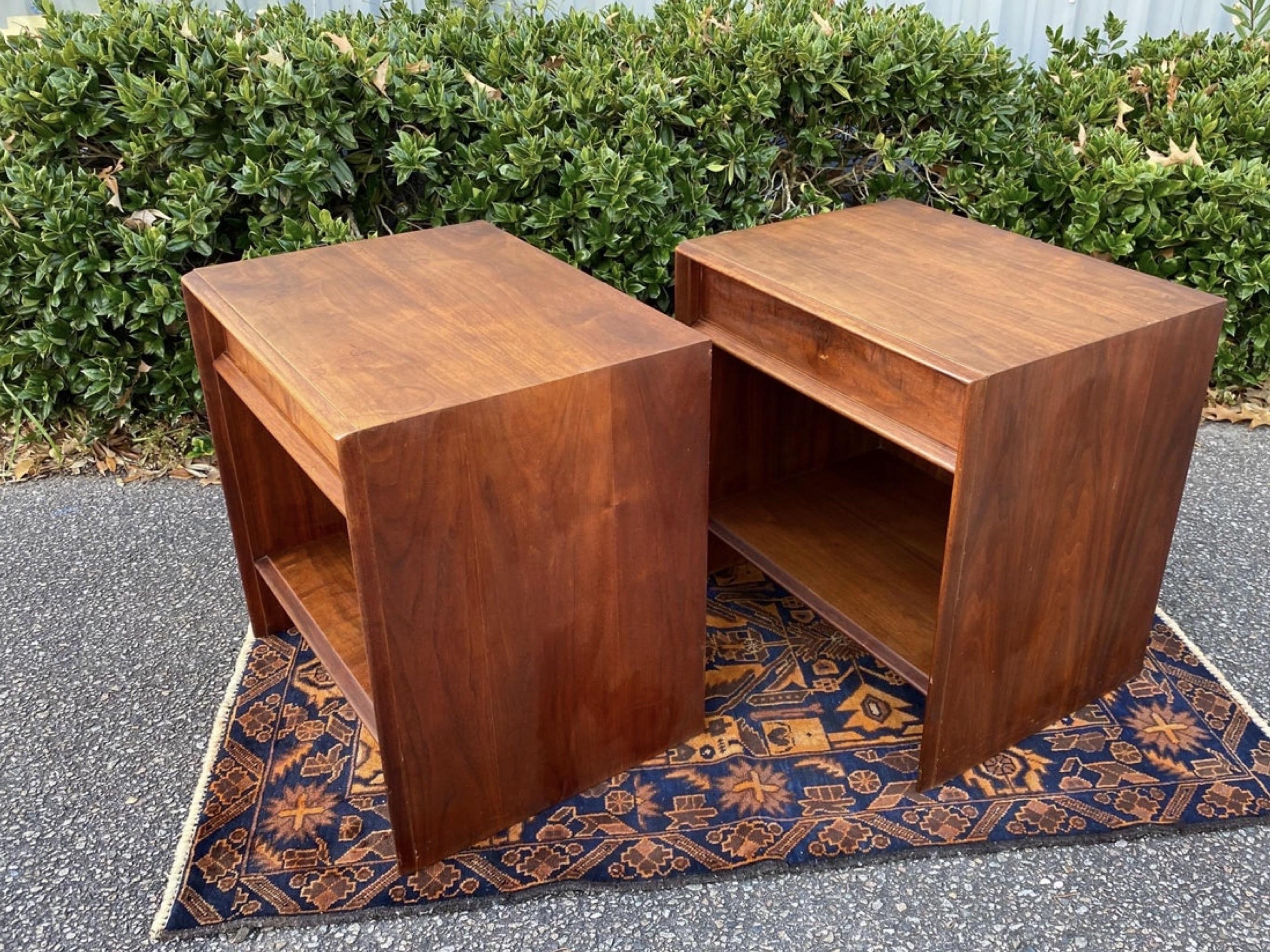 Beautifully figured walnut highlights these Robsjohn-Gibbings for Widdicomb nightstand or side tables. With an upper single drawer and open cubbyhole shelf below, perfect for a few favorite books. Finished all around (which is why they work perfect