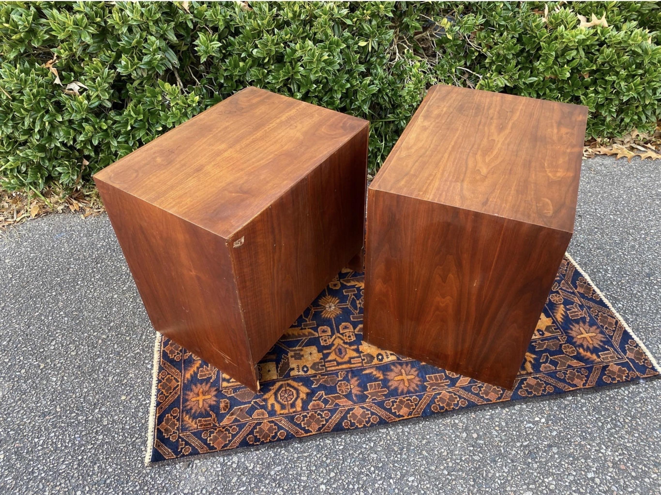 1950s Robsjohn-Gibbings for Widdicomb Walnut Nightstands/Side Tables
 In Good Condition In Charleston, SC