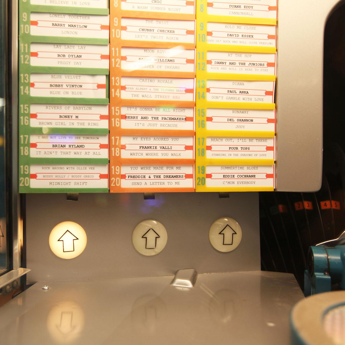 1950s Rock-Ola 1464 Wall-Mounted Vinyl Jukebox In Distressed Condition For Sale In Weybridge, Surrey