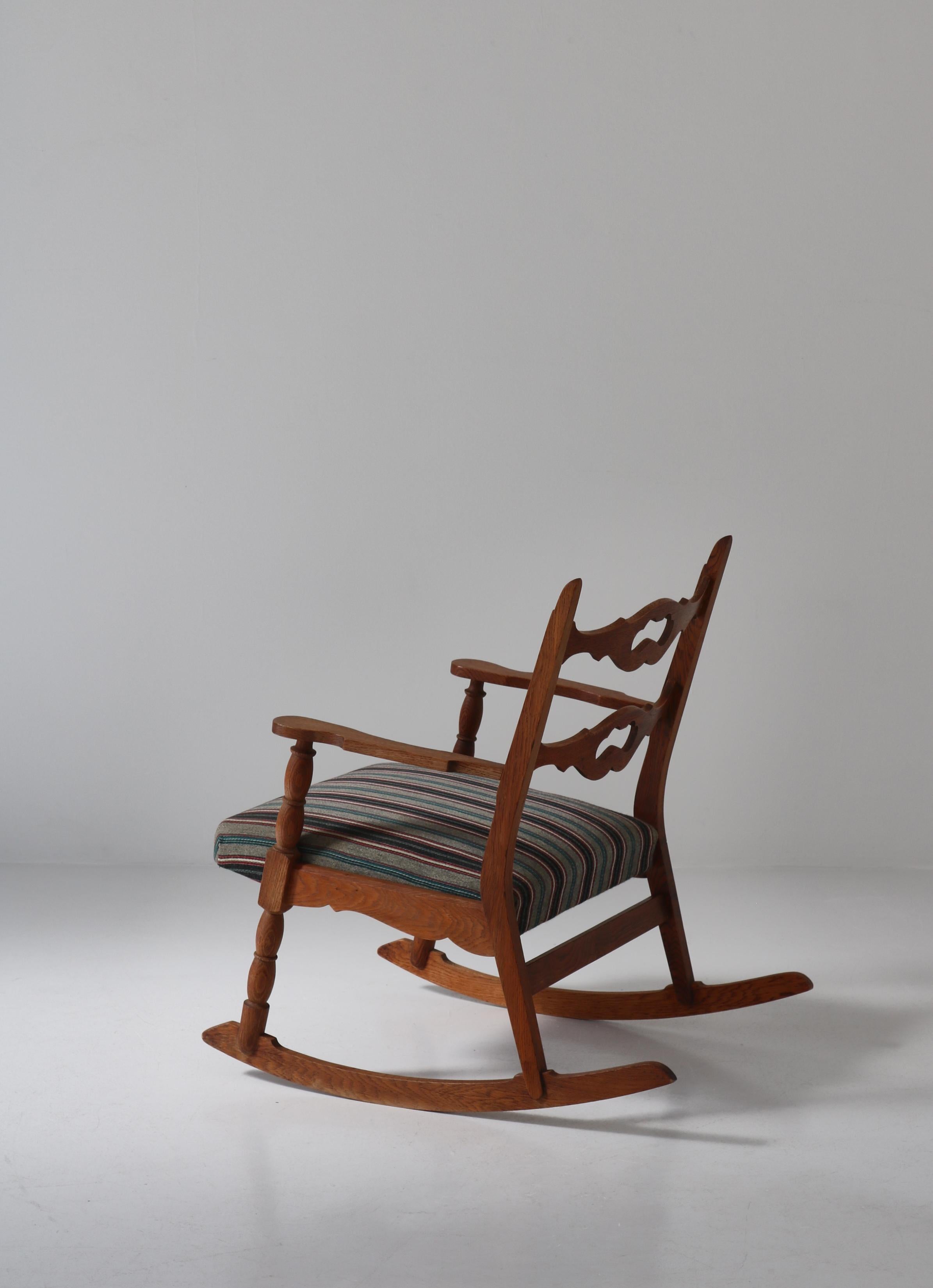 Danese Sedia a dondolo anni '50 in Oak e tessuto di lana di Henry Kjærnulff, Modernità danese in vendita