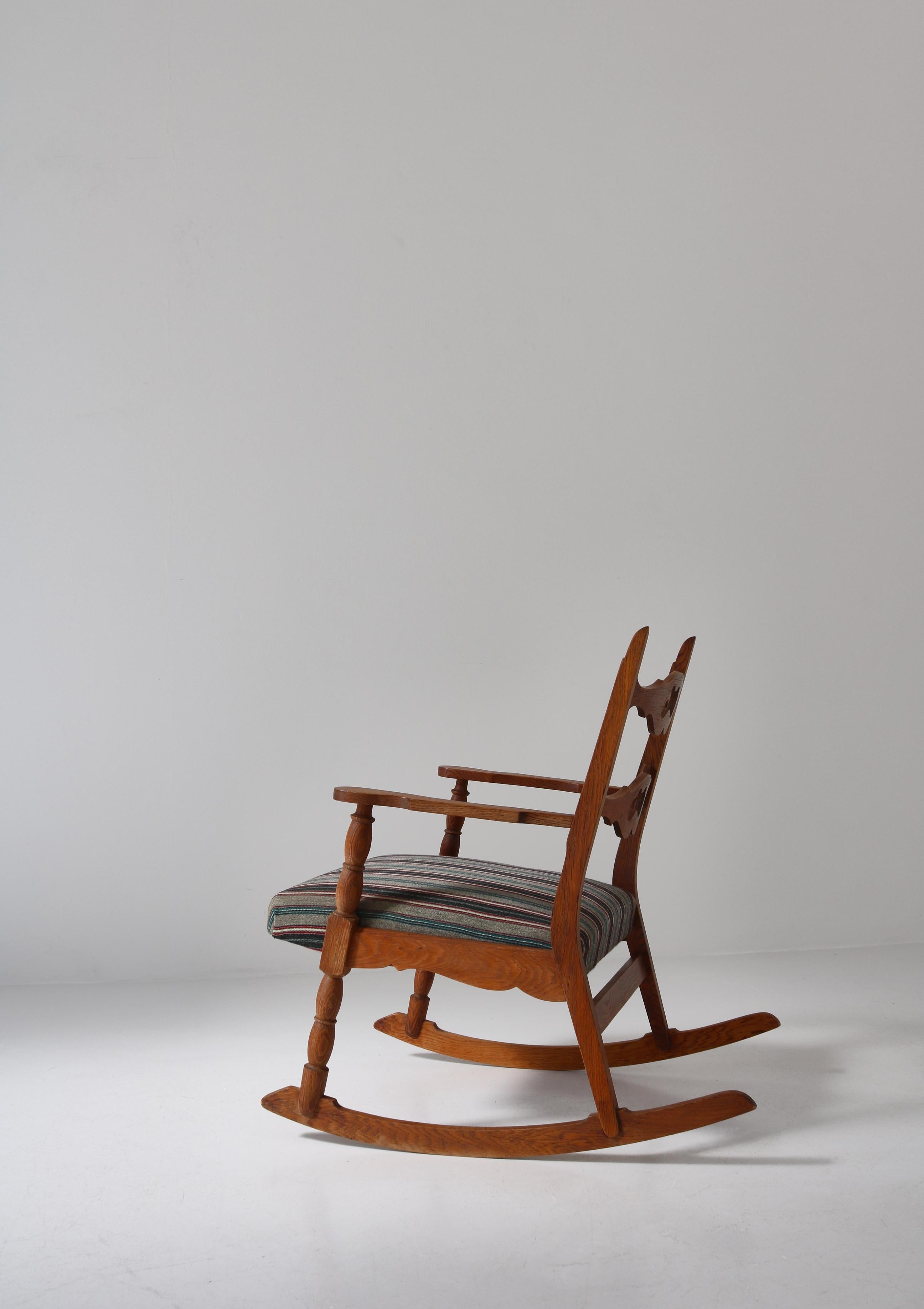 1950s Rocking Chair in Oak & Wool Fabric by Henry Kjærnulff, Danish Modern In Fair Condition For Sale In Odense, DK
