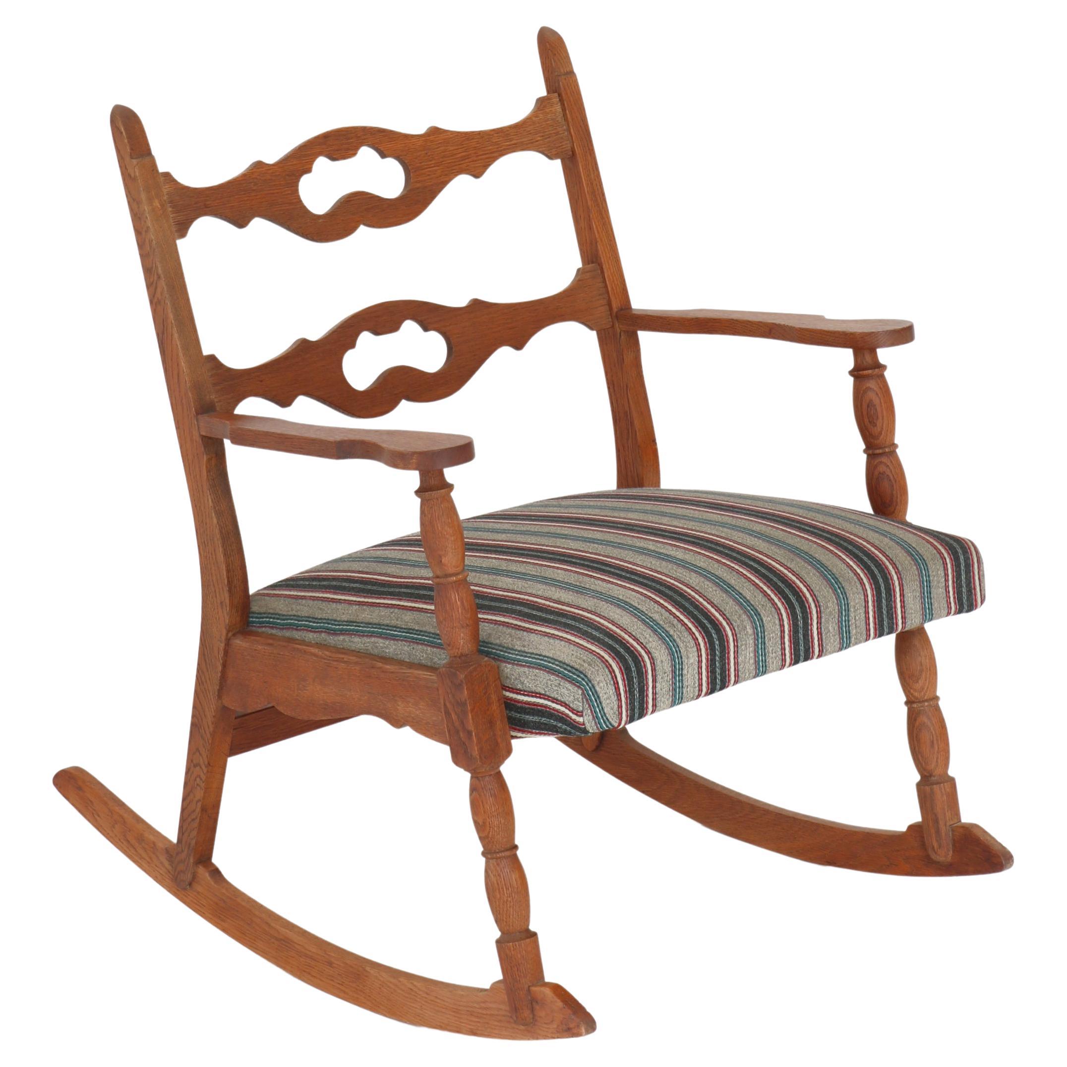 Chaise à bascule des années 1950 en chêne et tissu de laine par Henry Kjærnulff, Danish Modern