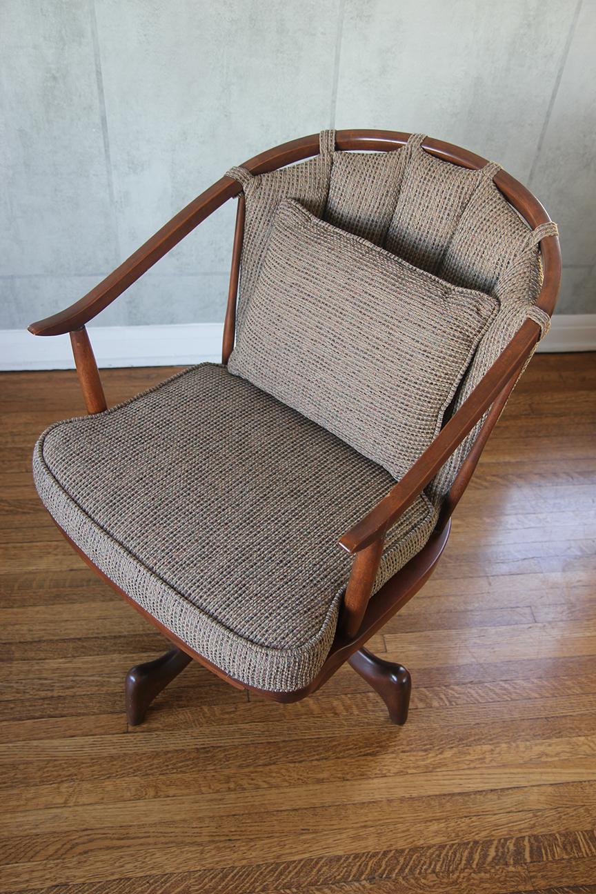 Silla mecedora giratoria de los años 50 con cojín en venta 3