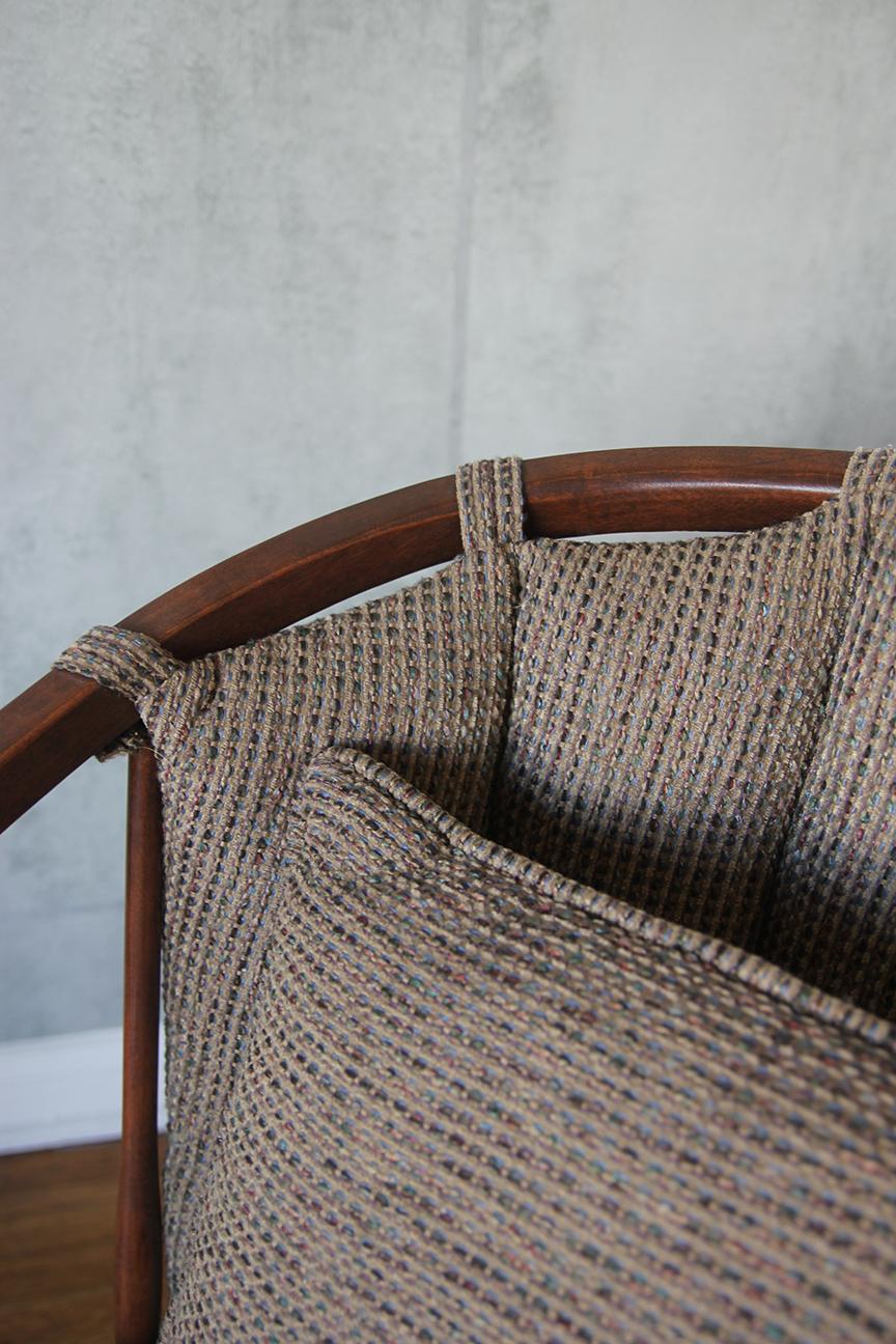 Silla mecedora giratoria de los años 50 con cojín en venta 4