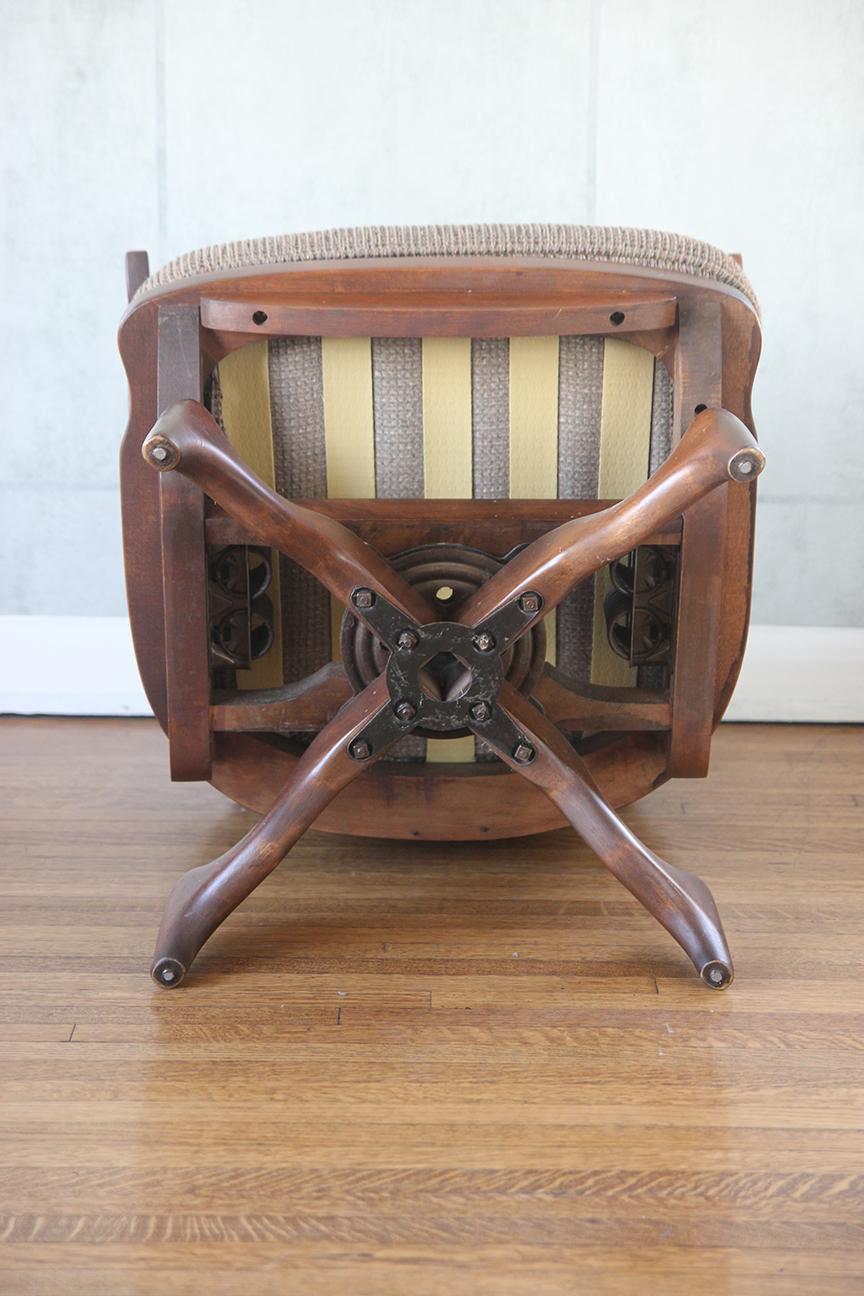 Silla mecedora giratoria de los años 50 con cojín en venta 7