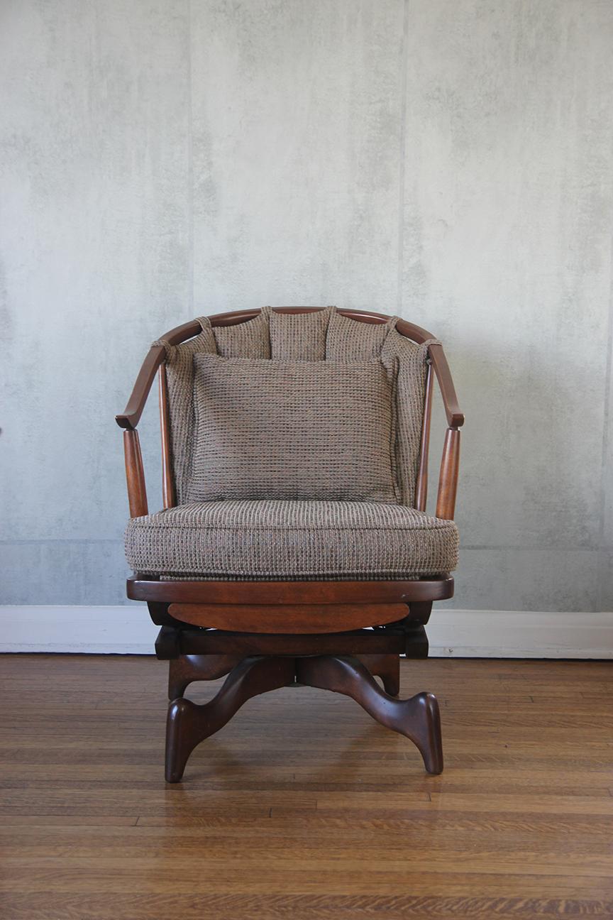 Silla mecedora giratoria de los años 50 con cojín Moderno de mediados de siglo en venta