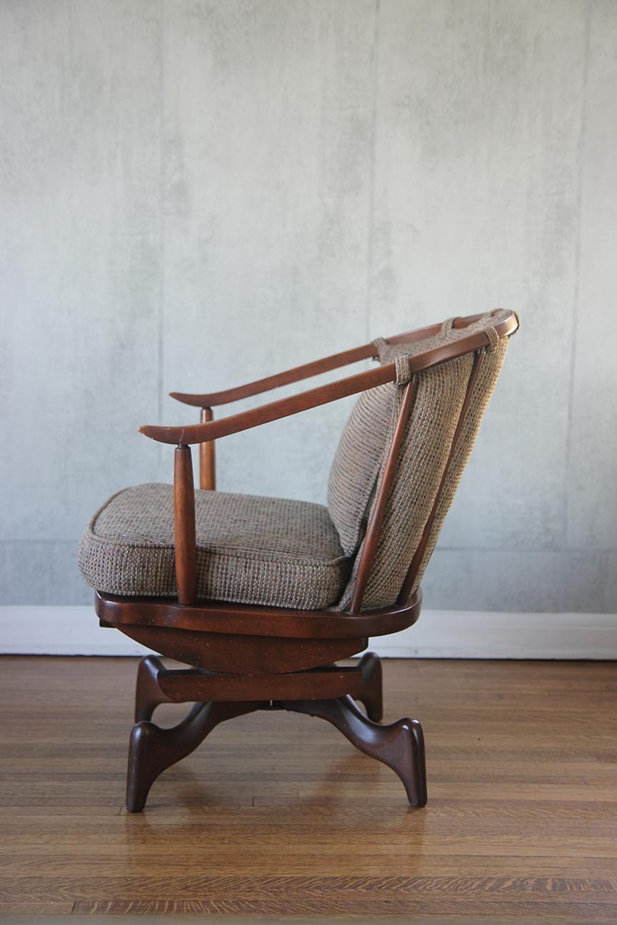 Silla mecedora giratoria de los años 50 con cojín mediados del siglo XX en venta