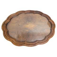 Mesa auxiliar ovalada de cristal de nogal tallado y burilado, estilo rococó, años 50