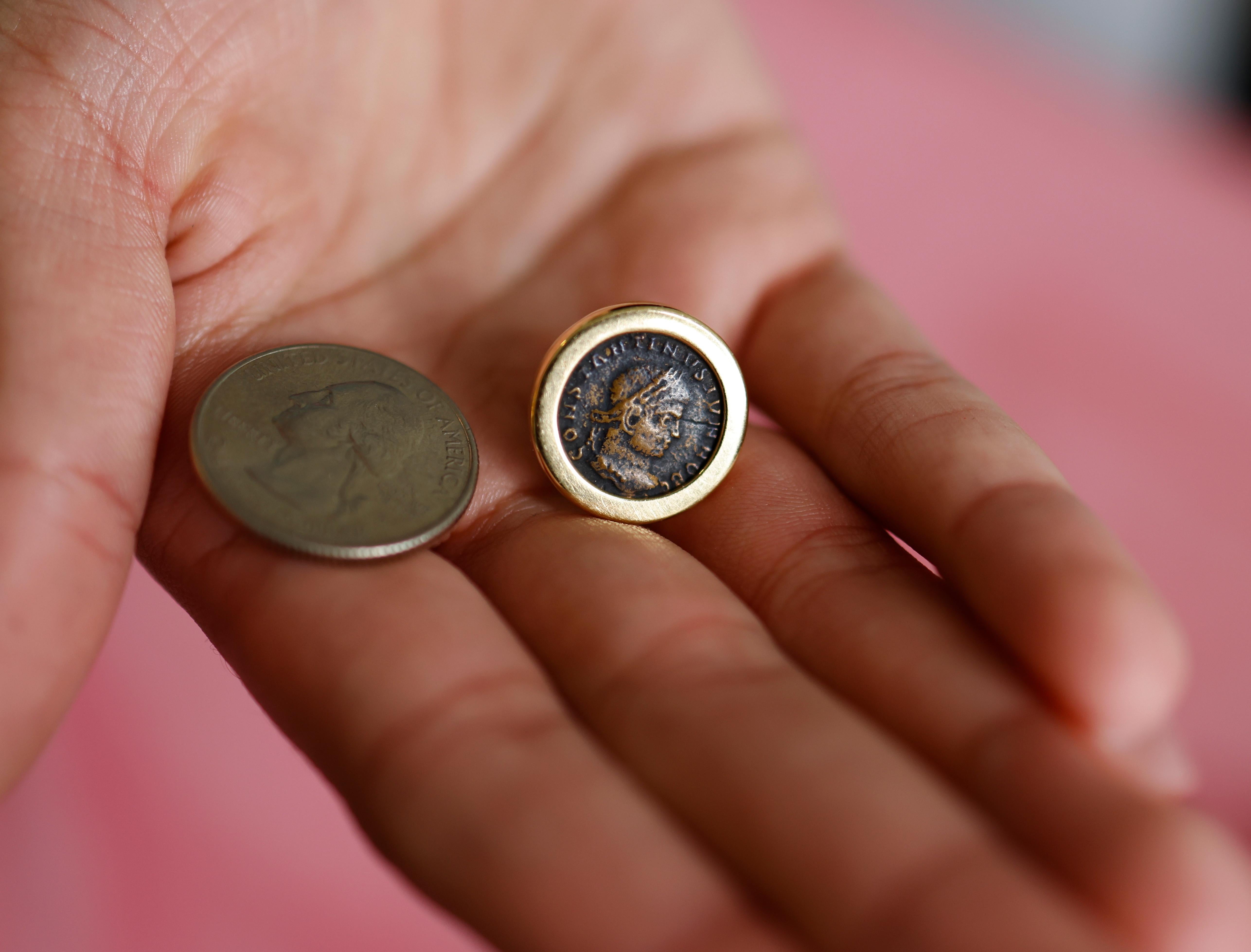 Boucles d'oreilles pièces romaines des années 1950 en or 14 carats, fabriquées en Italie en vente 5