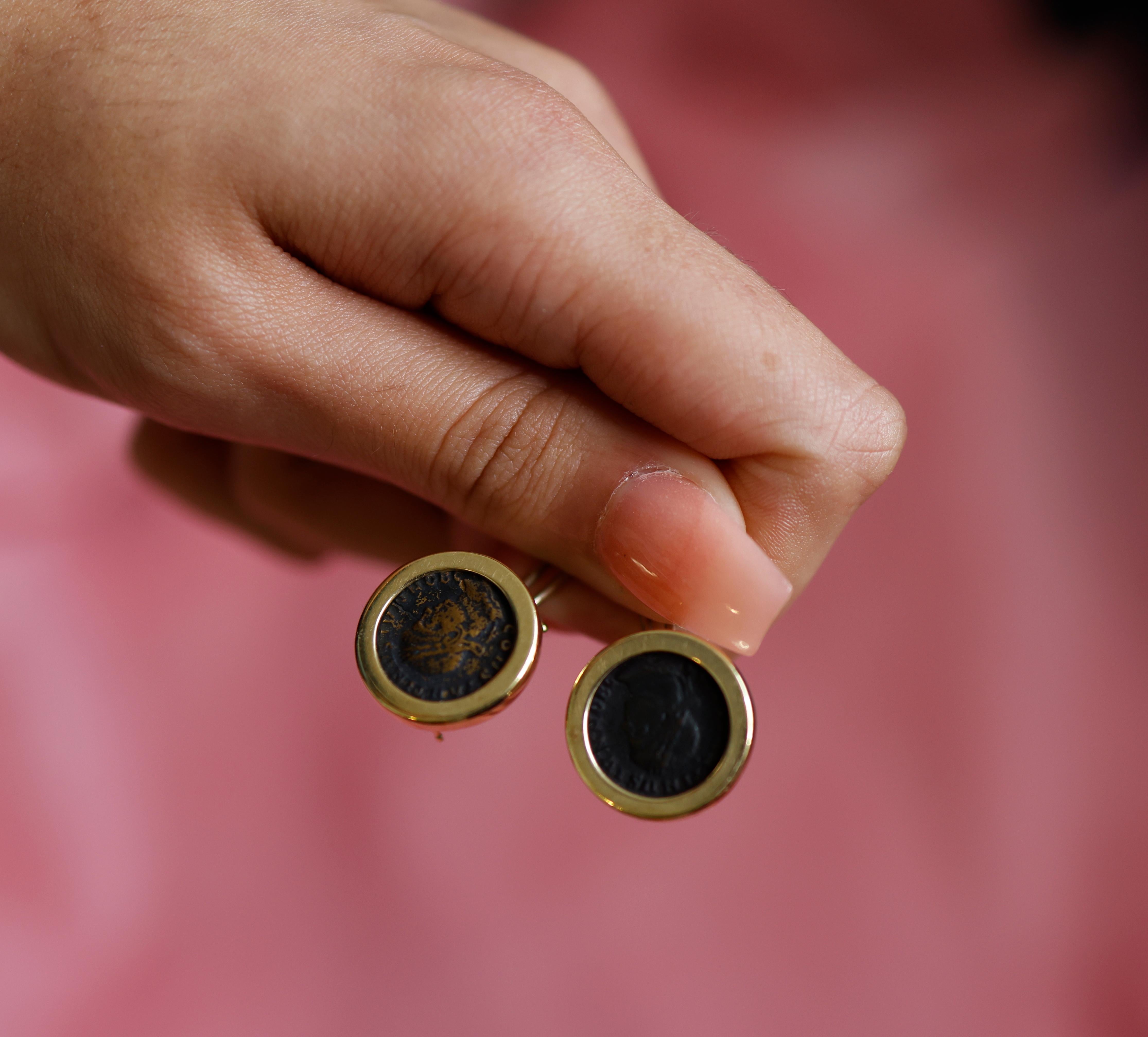 Boucles d'oreilles pièces romaines des années 1950 en or 14 carats, fabriquées en Italie en vente 4