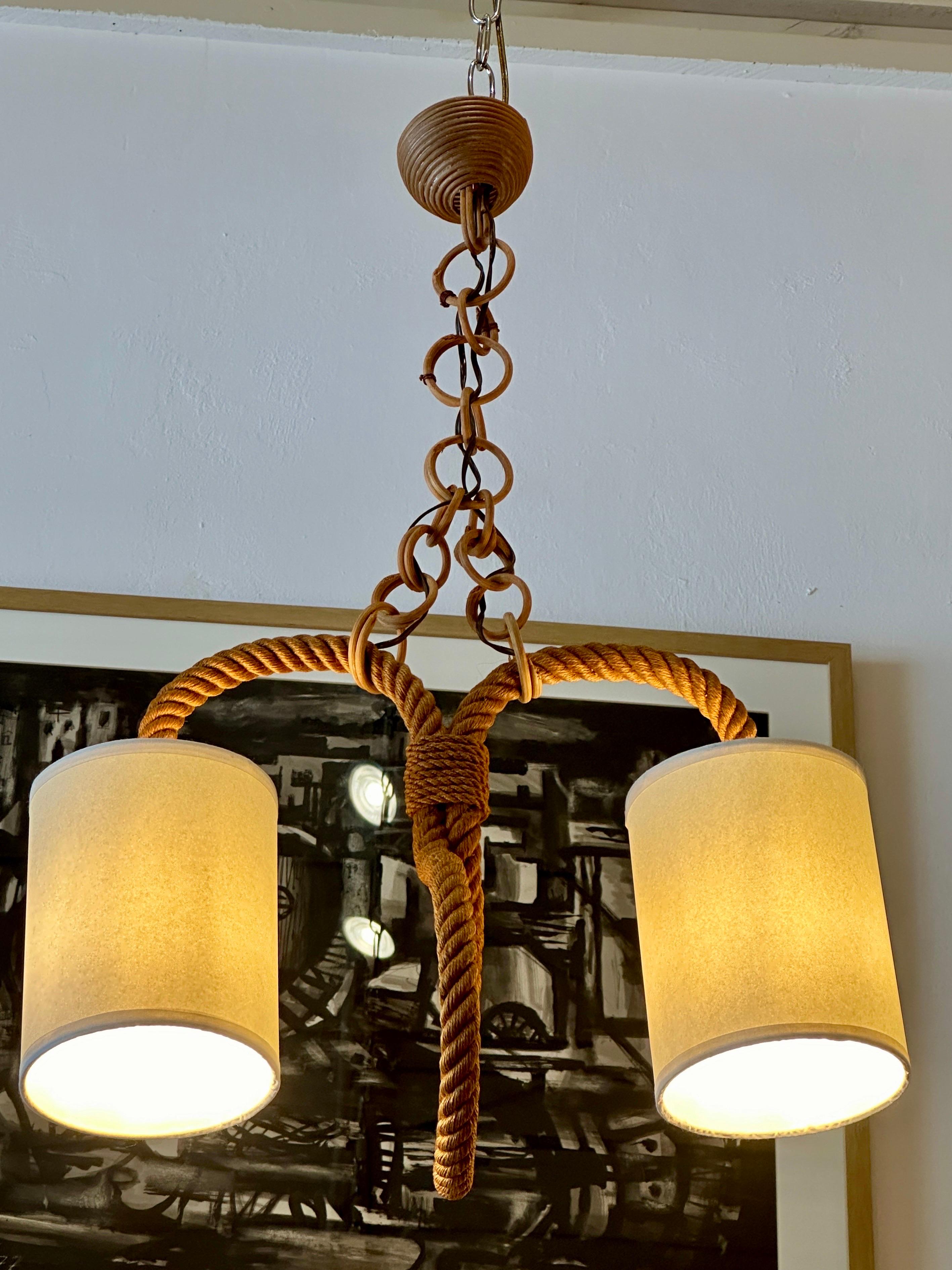 Disegnata da Adrien Audoux e Frida Minet, questa graziosa lampada a sospensione di piccole dimensioni è dotata di DUE luci e di paralumi originali. La catena ad anello in bambù che collega l'originale baldacchino in bambù all'apparecchio è solida e