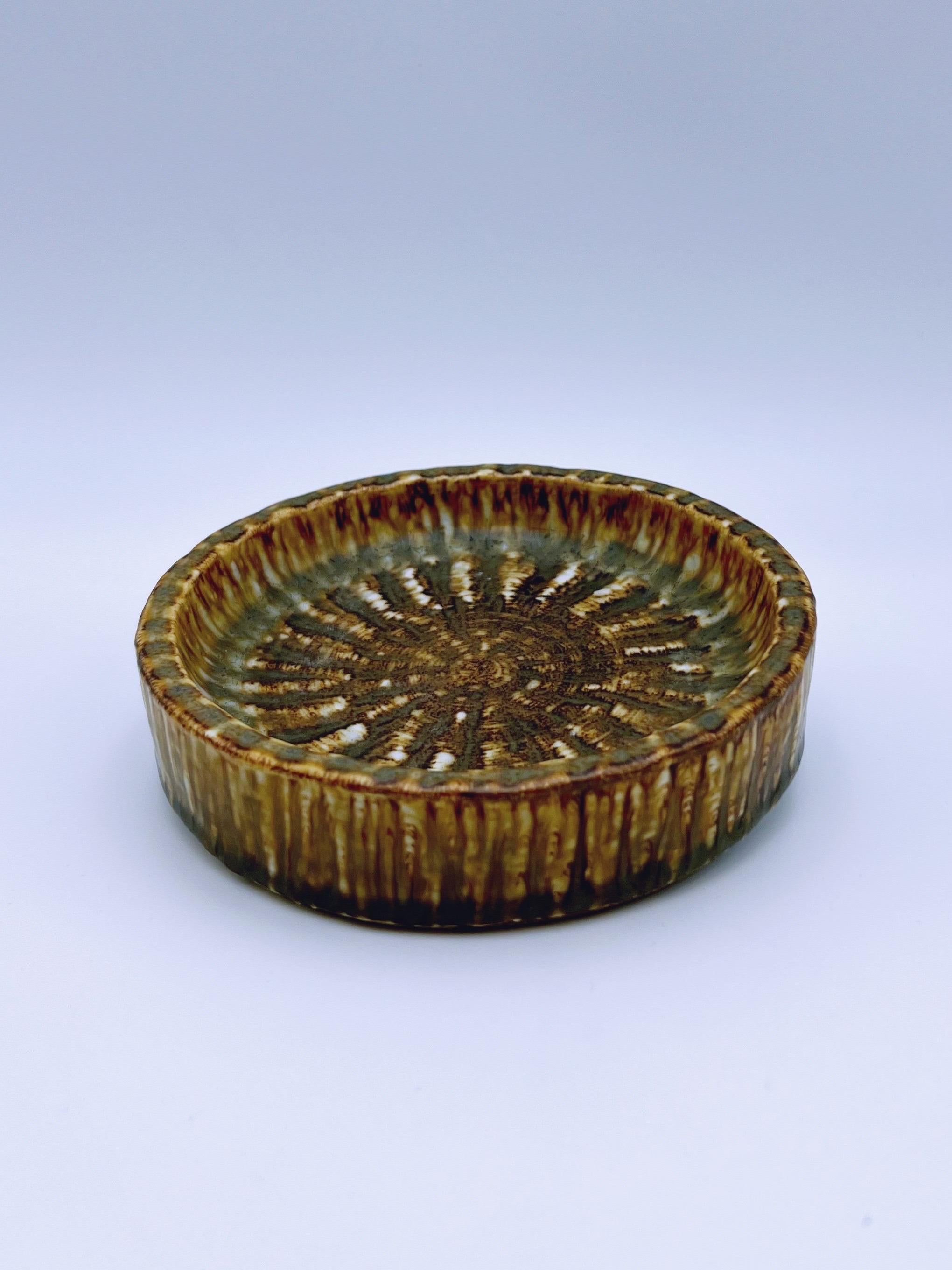 Stunning Scandinavian / Swedish Mid-Century Modern / Retro design deep plate / bowl in glazed ceramic / stoneware from the 1950s by Gunnar Nylund (Sweden, 1904–97) for Rörstrand/Rorstrand/Rørstrand.

Nice adding to Mid-century Modern / Nordic style