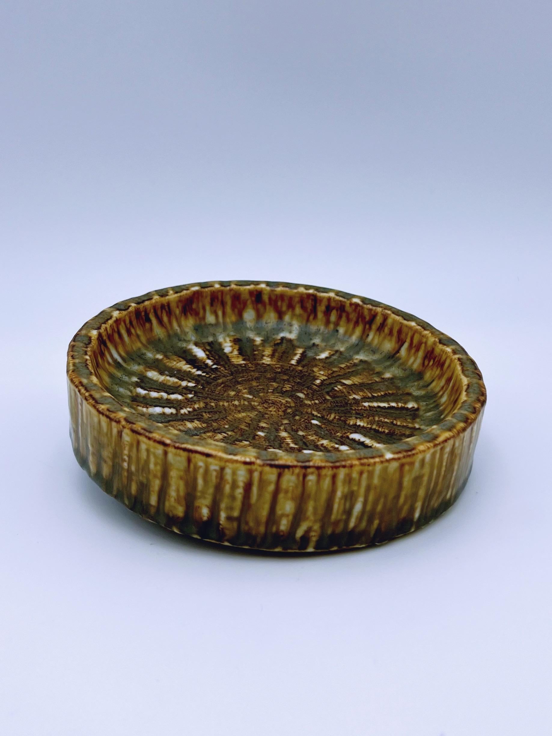 1950s Rörstrand Gunnar Nylund Signed Stoneware Bowl - Scandinavian Modern In Good Condition For Sale In Skien, NO
