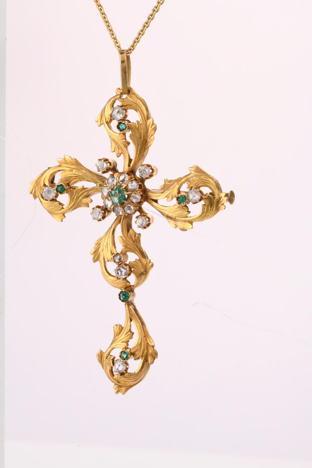Retro 1950s Rose Cut Diamond Emerald 18 Karat Cross Pendant Brooch