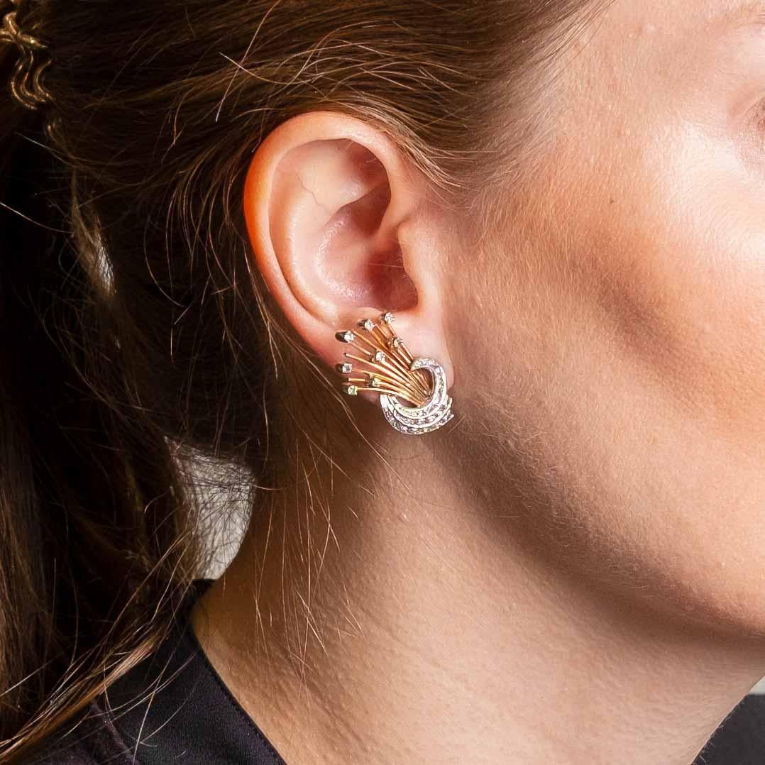 Orecchini a clip d'epoca degli anni '50, incastonati in oro rosa 18 ct con 2 ct di diamanti taglio rotondo, totale circa.

Punti salienti:
- 1950s
- Oro rosa 18ct
- Diamanti per circa 2ct in totale
- Peso: 14,43 g

Misure
- Lunghezza 3,4 cm x