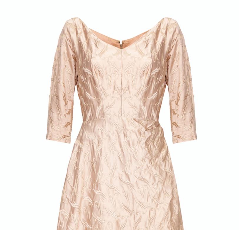 Or Robe en soie brodée or rose, années 1950 en vente