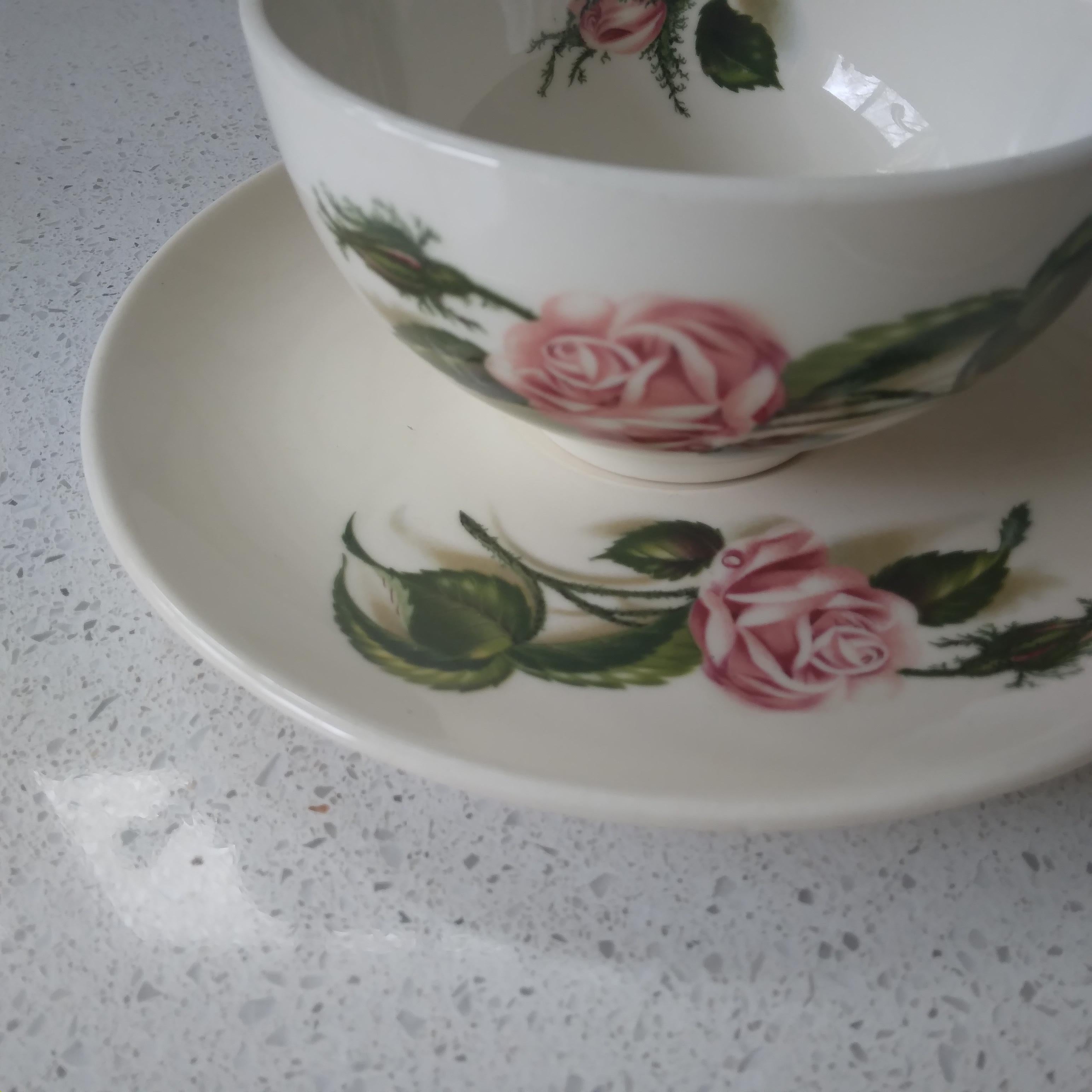 Mid-Century Modern 1950's Rose Moss Tea Cup and Saucer - Set of Four For Sale