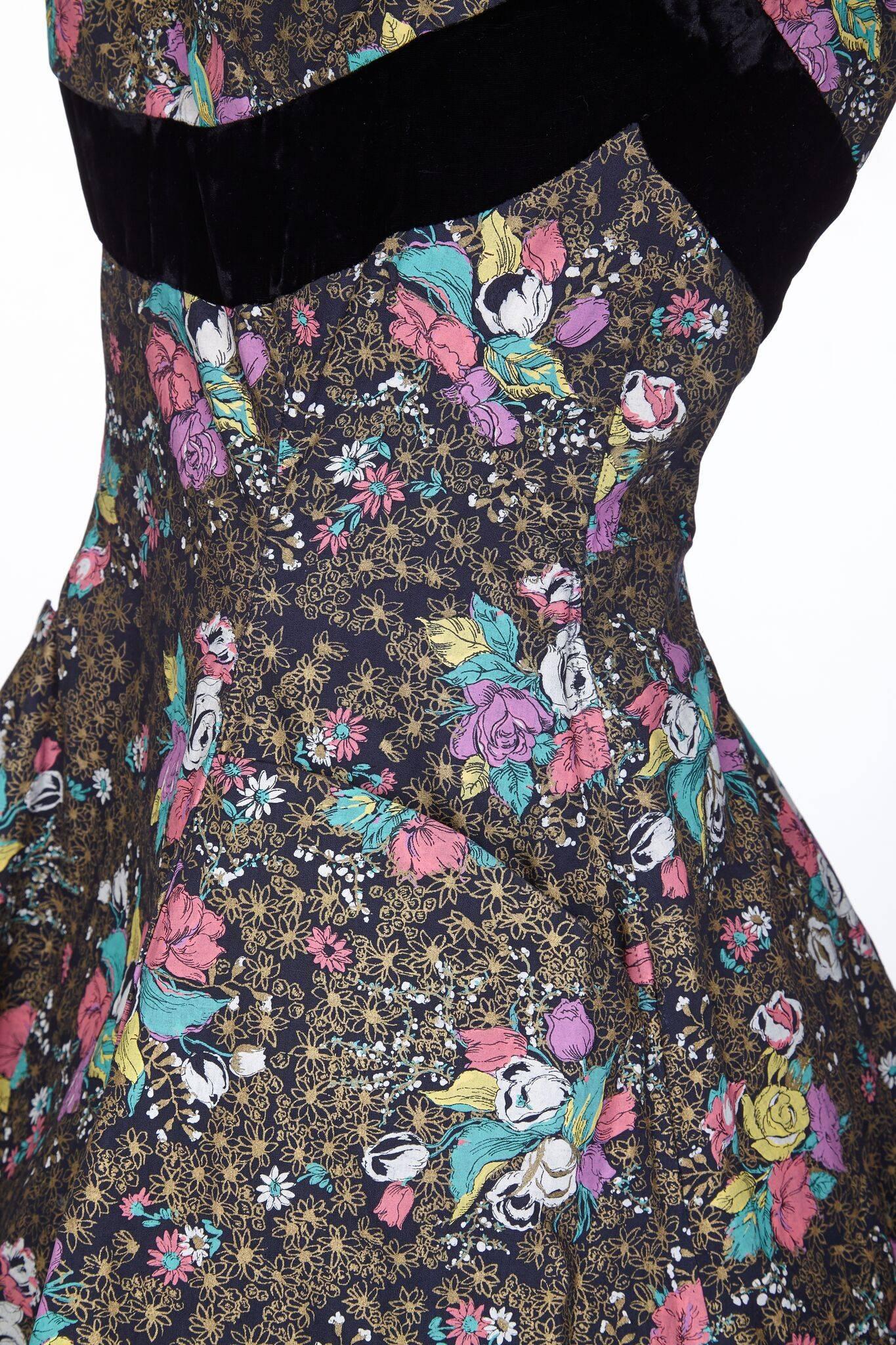 1950s Rose Print Cotton Dress With Black Velvet Bow In Excellent Condition For Sale In London, GB