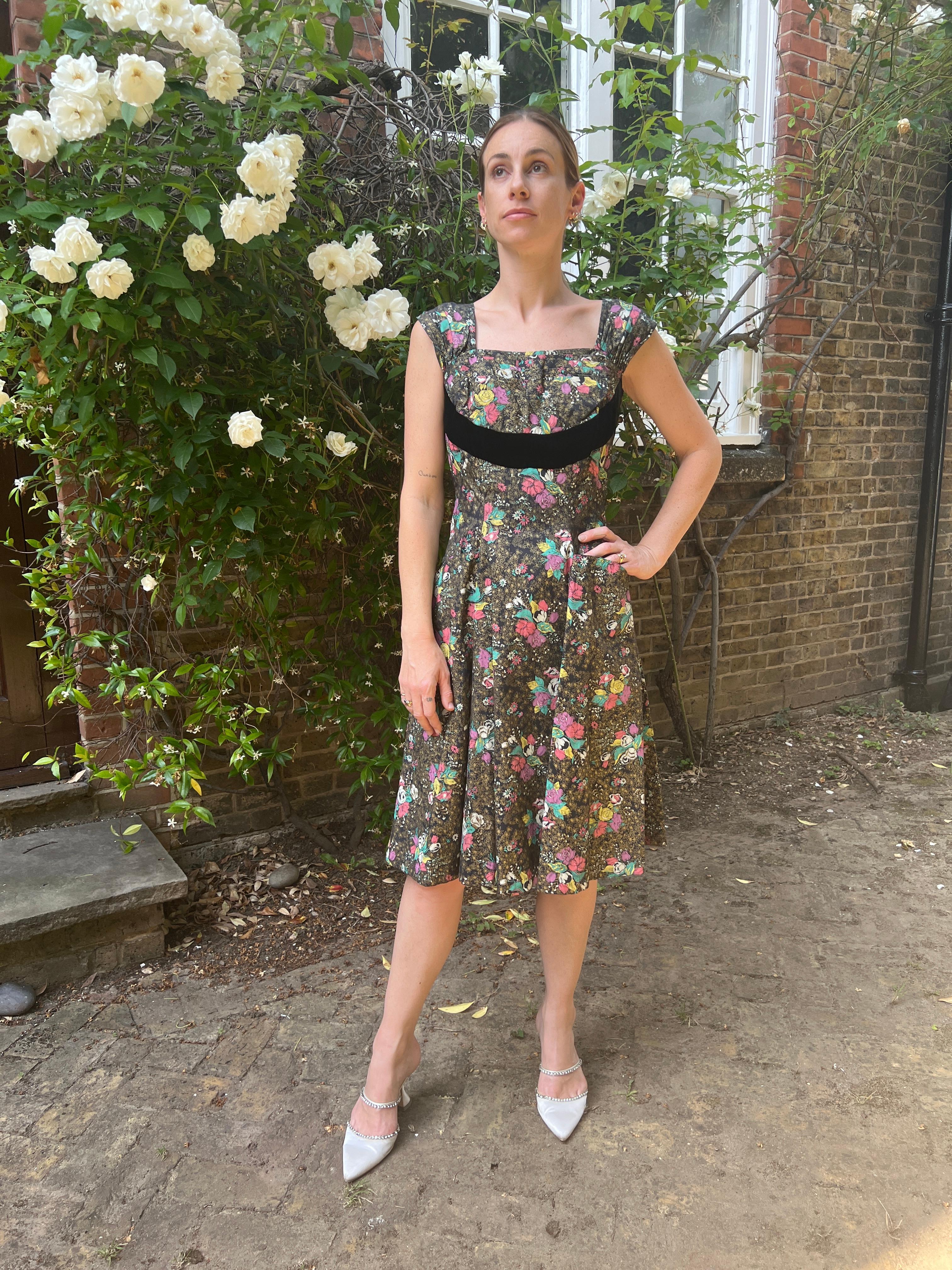 1950s Rose Print Cotton Dress With Black Velvet Bow For Sale 3