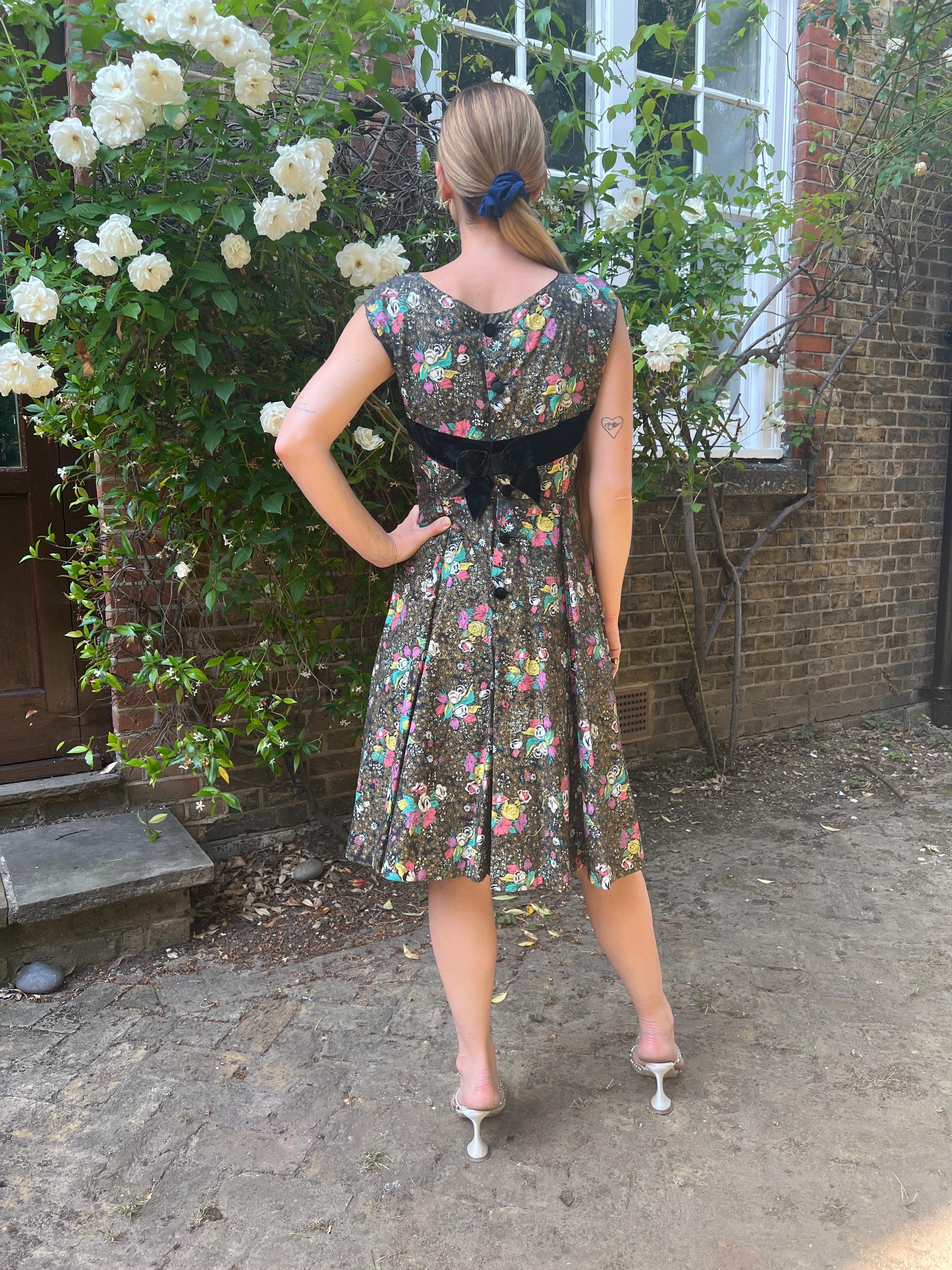 1950s Rose Print Cotton Dress With Black Velvet Bow For Sale 4