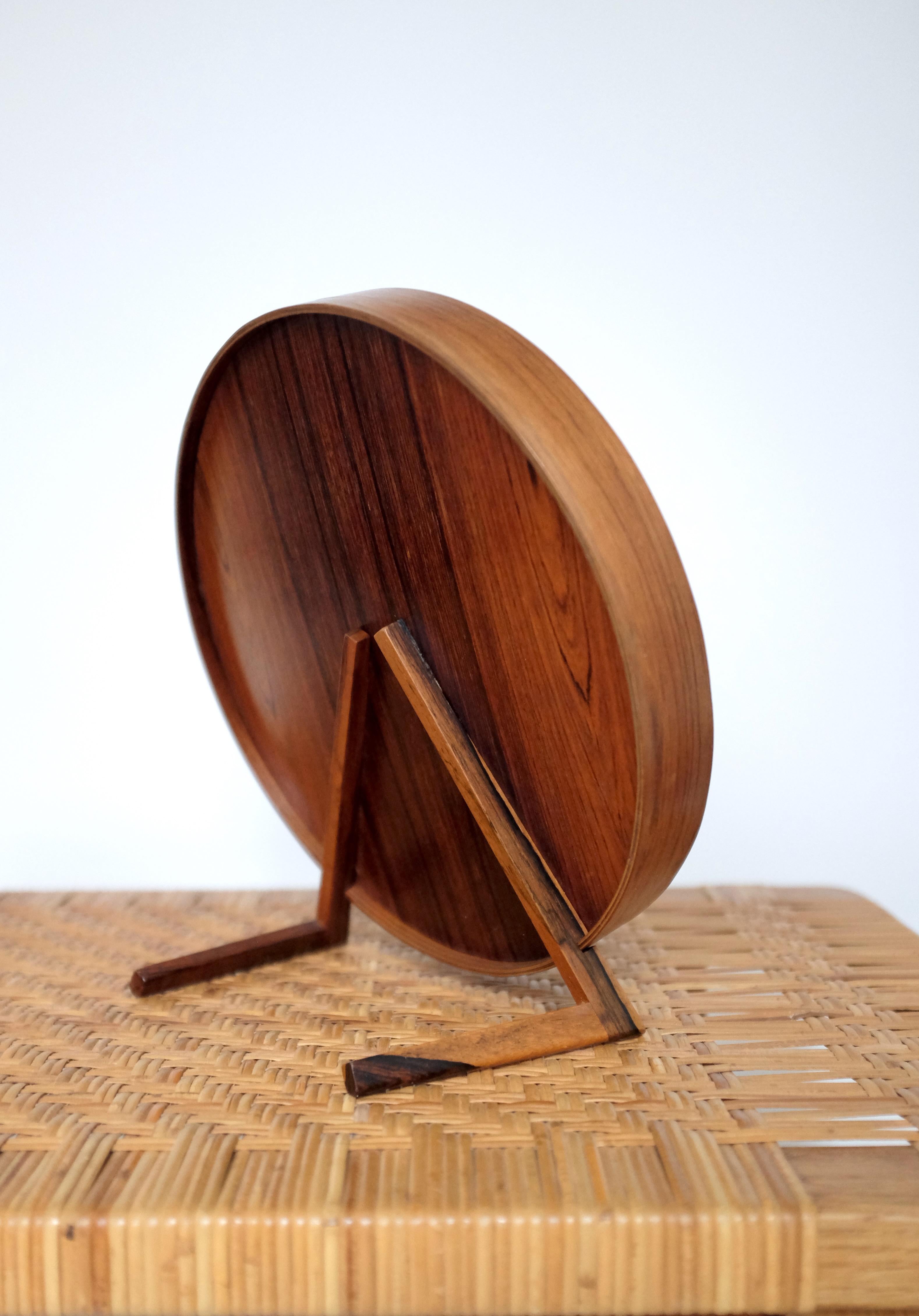 Schöner Tischspiegel aus Rosenholz und Leder von Nils Troed für seine eigene Firma Glasmäster. Er wurde in den 1950er Jahren in Schweden hergestellt und zeichnet sich durch sein minimalistisches, aber elegantes Design aus. In einem sehr guten