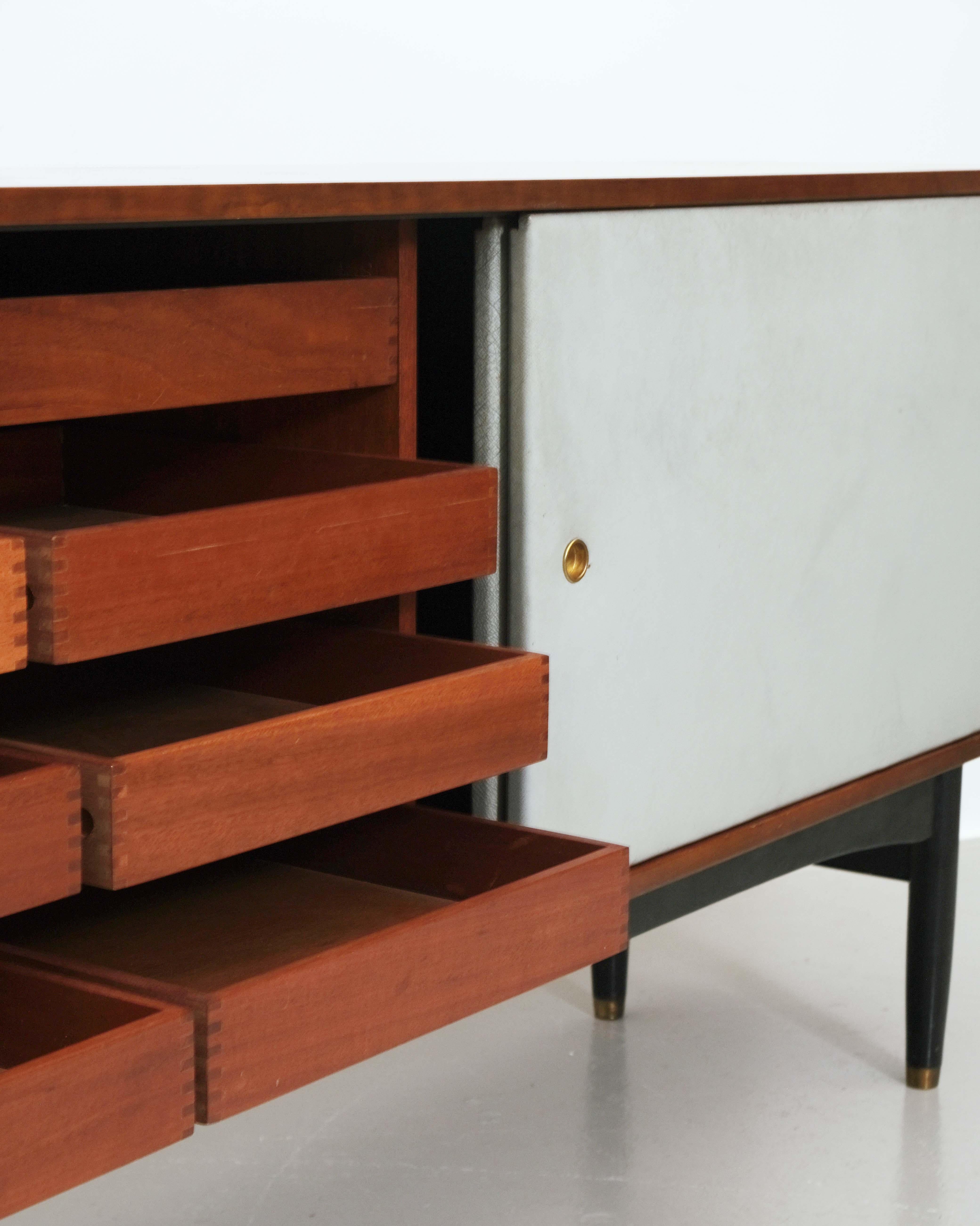 Metà XX secolo Credenza Robin Day in legno di palissandro del 1950 per I. Hill in vendita