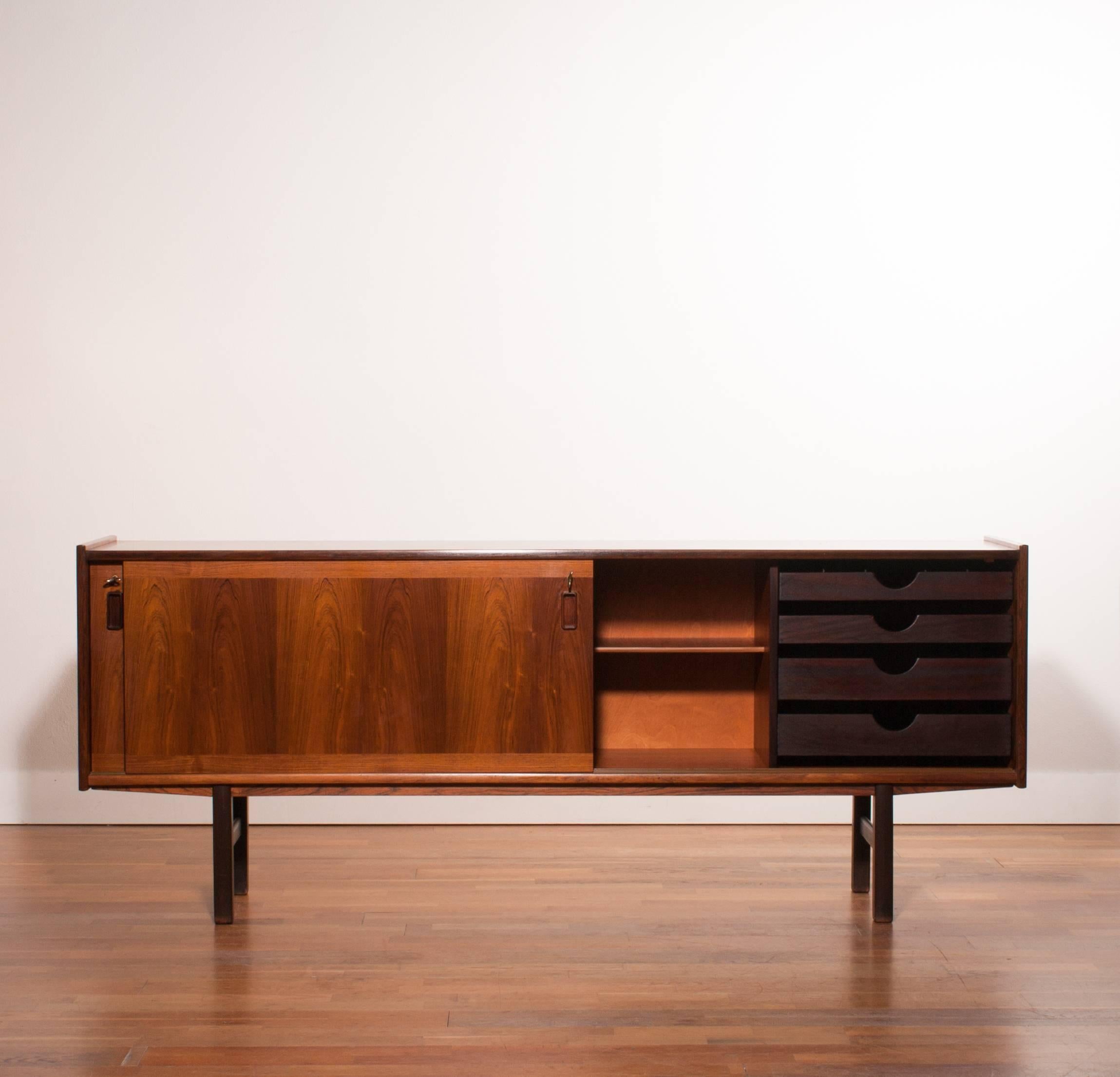 Beautiful sideboard in “Rio Palissander” rosewood veneer.
Two sliding doors and behind one of the sliding doors there are four drawers.
Original keys are included.
This sideboard is in excellent condition. CITES include!
Designed by Gunni