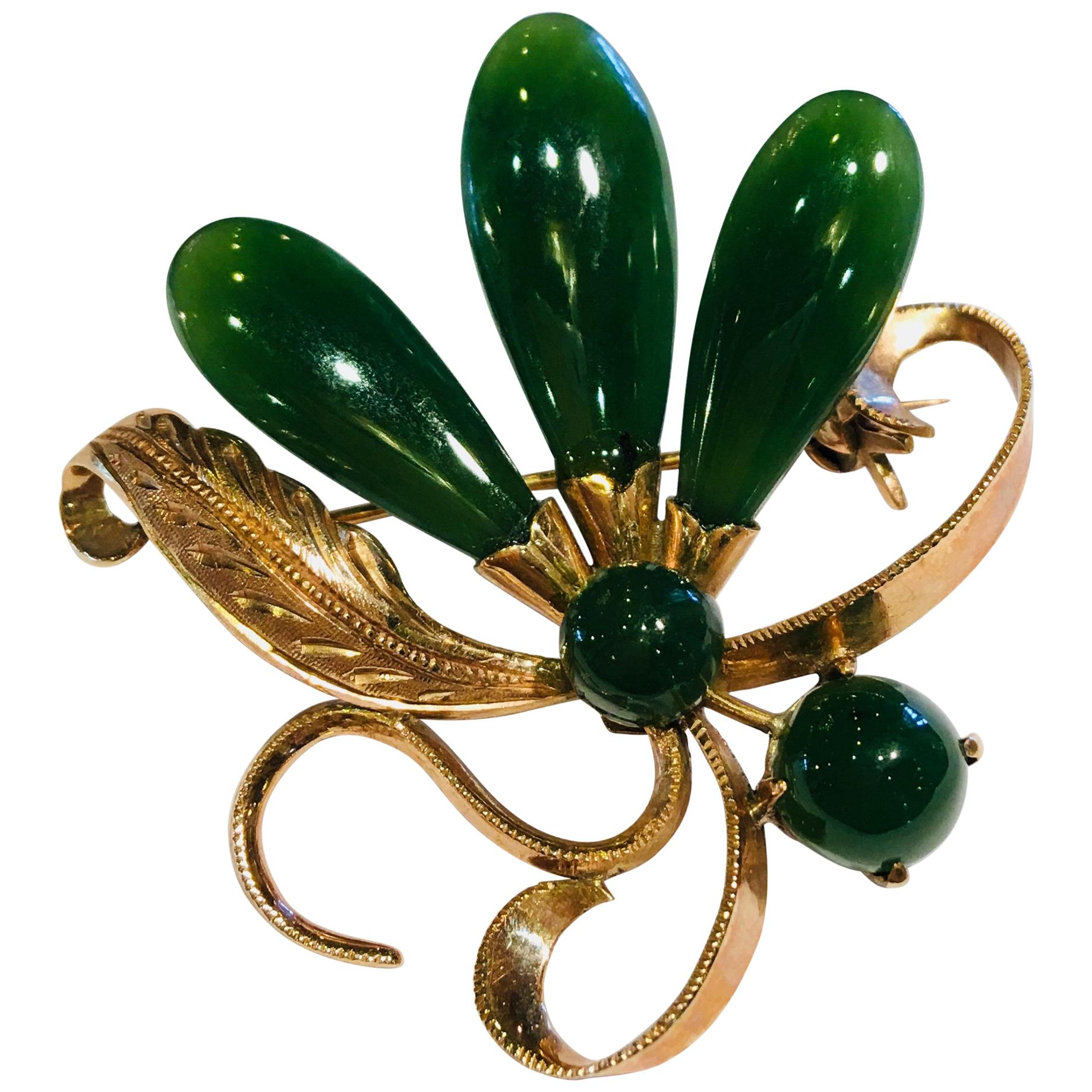 1950s Round and Teardrop Green Jade 18 Karat Gold Brooch Pin with Floral Motif