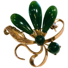 1950s Round and Teardrop Green Jade 18 Karat Gold Brooch Pin with Floral Motif