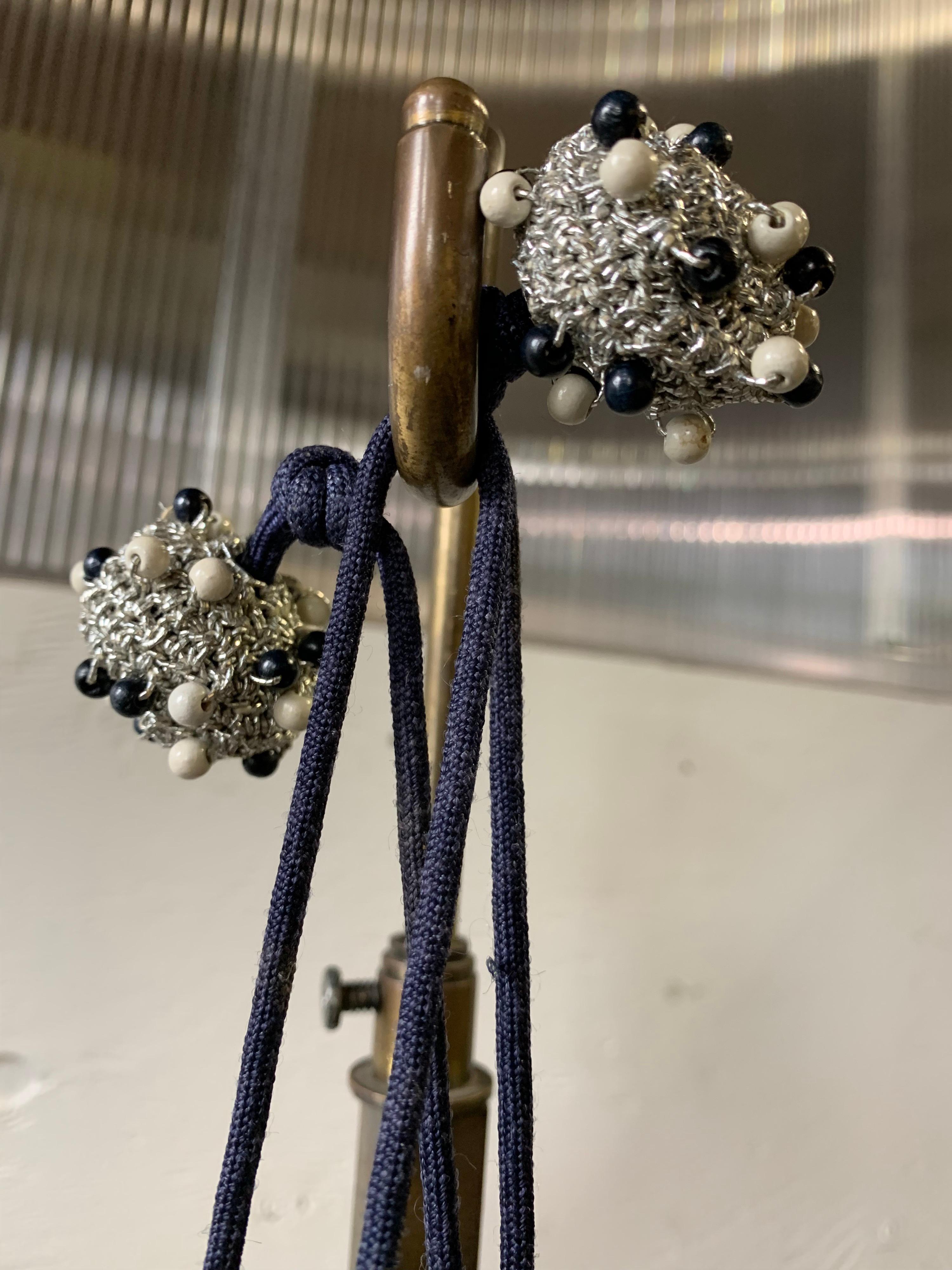 Sac à main d'été rond en crochet métallique bleu marine et argenté des années 1950 avec perles en bois Excellent état - En vente à Gresham, OR