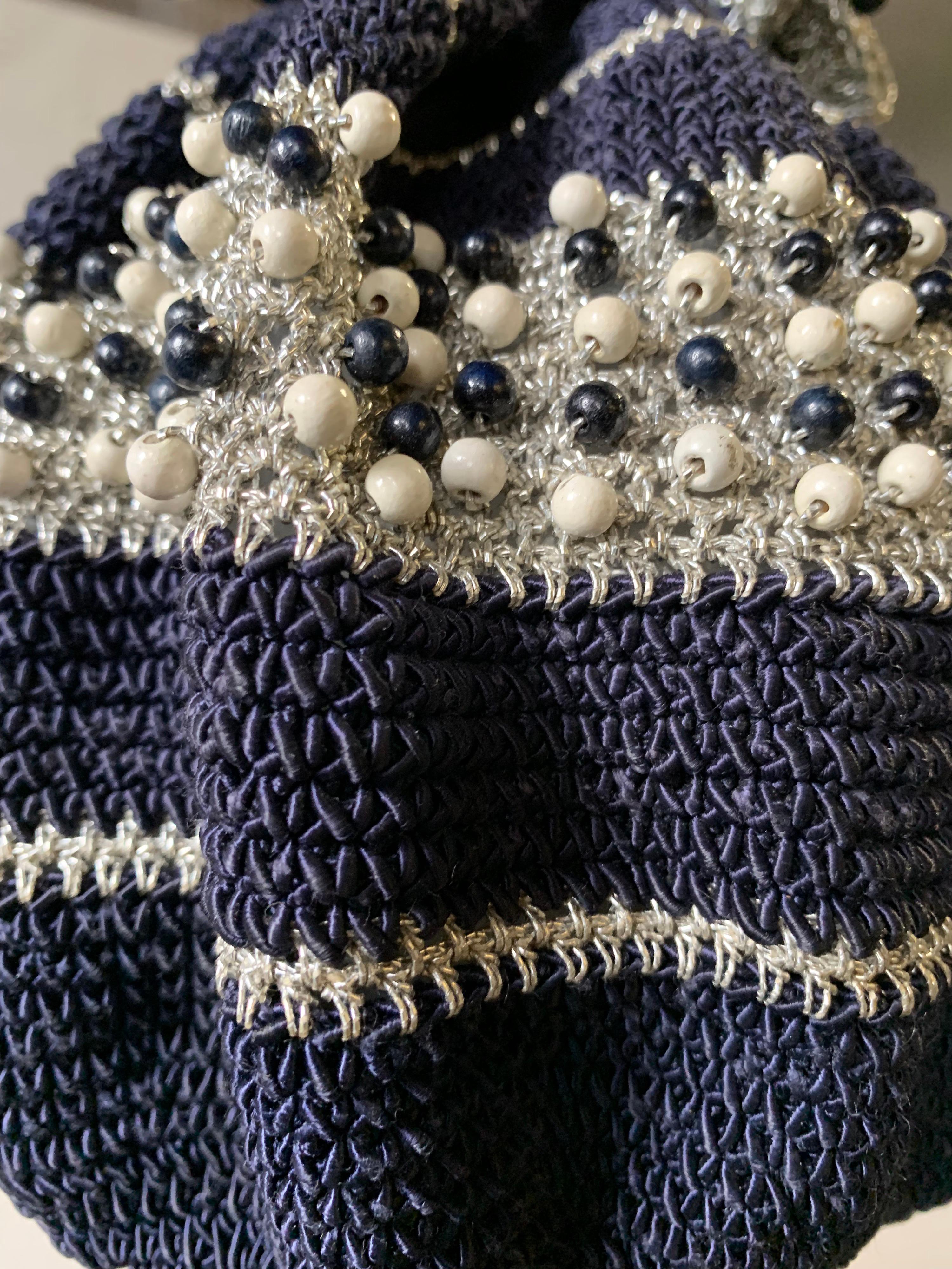 Sac à main d'été rond en crochet métallique bleu marine et argenté des années 1950 avec perles en bois Pour femmes en vente