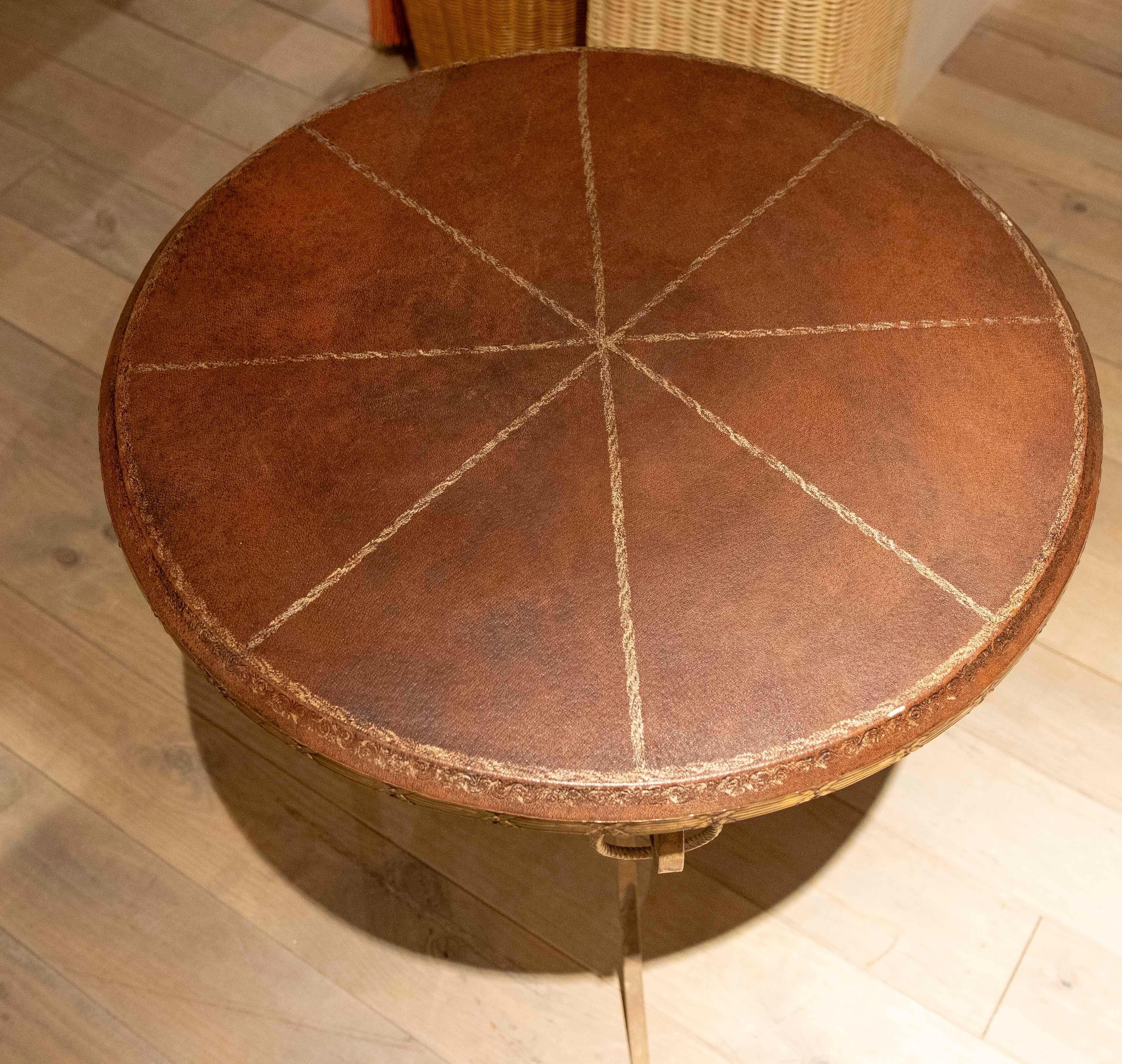 Tavolino rotondo degli anni '50 con piano in pelle goffrata e base in ferro battuto in vendita 5
