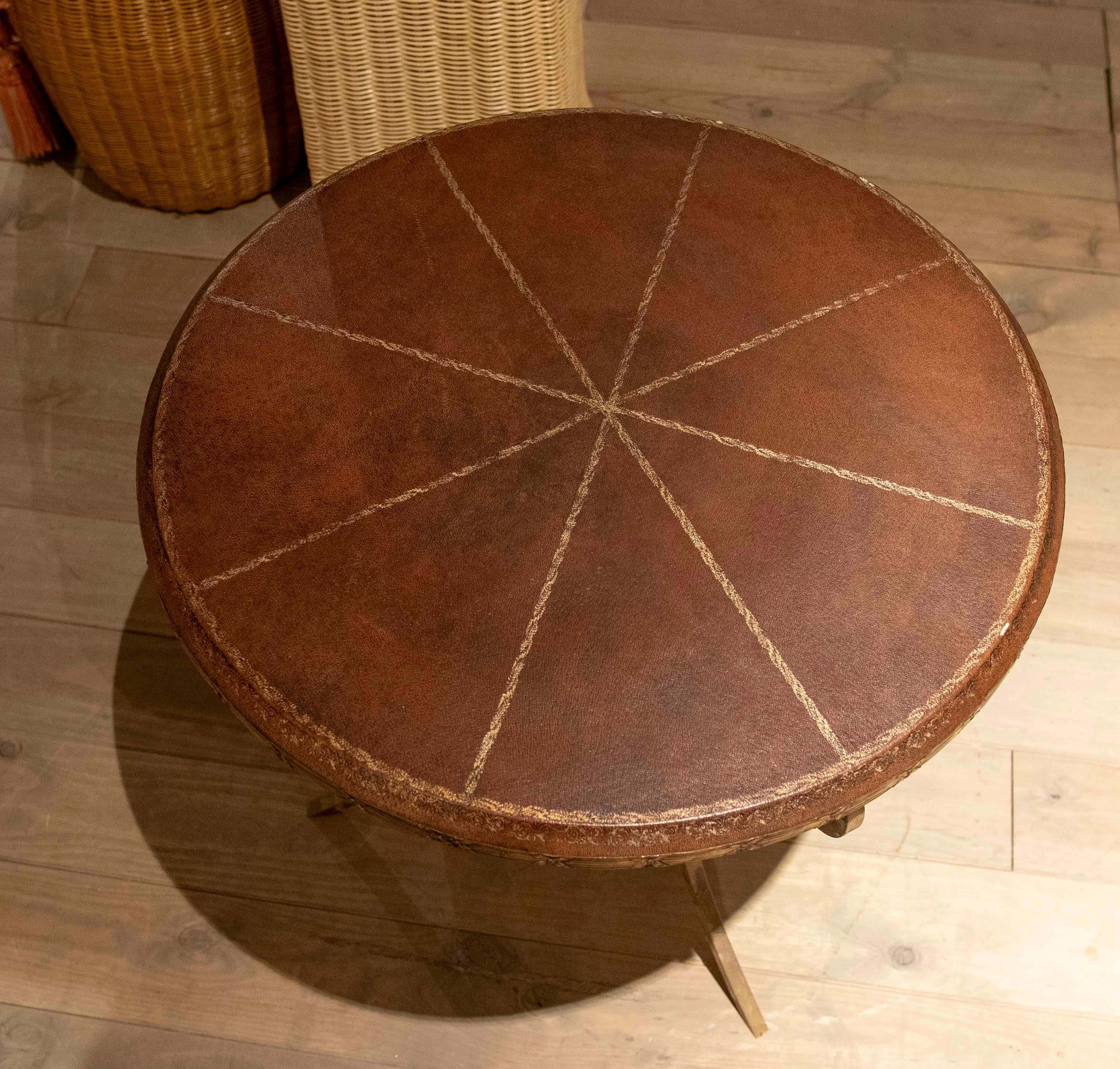 Tavolino rotondo degli anni '50 con piano in pelle goffrata e base in ferro battuto in vendita 9