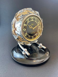 Runde Tischuhr im Art-déco-Stil der 1950er Jahre, geschliffenes Glas und Bakelit, von Majak