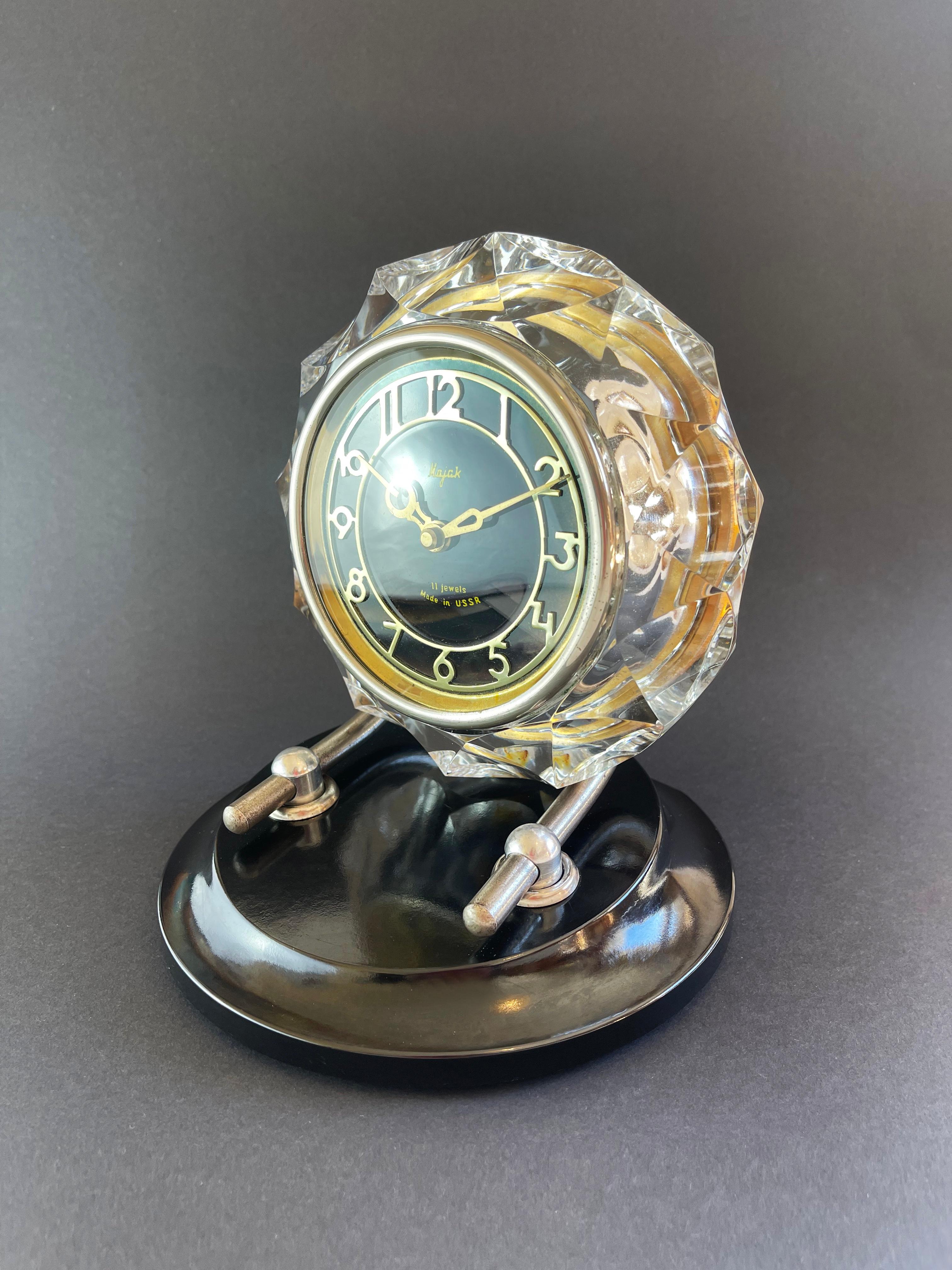 1950s Round Table Clock Art Deco Style, Cut Glass and Bakelite, by Majak In Good Condition For Sale In Andernach, DE
