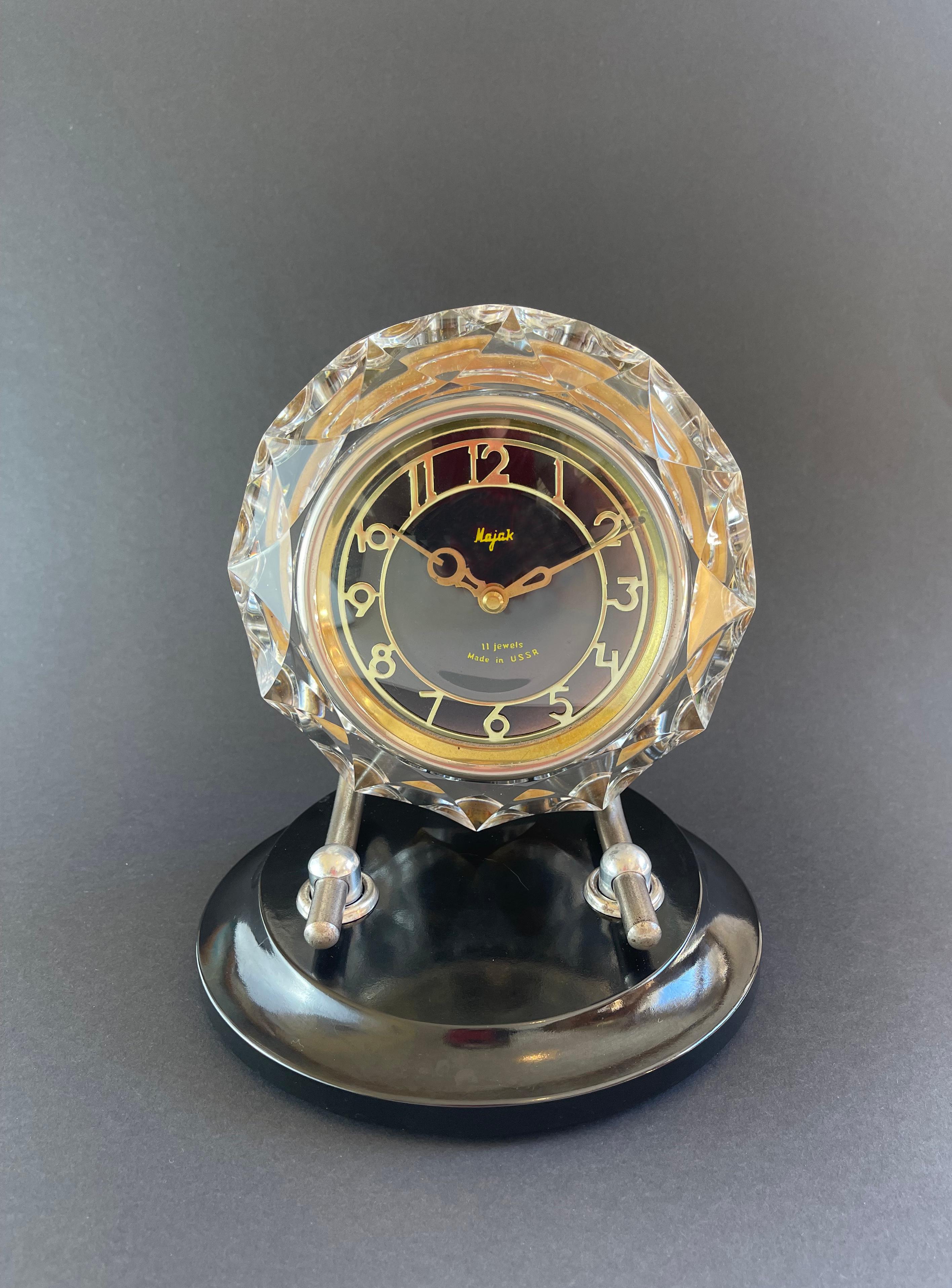 1950s Round Table Clock Art Deco Style, Cut Glass and Bakelite, by Majak For Sale 1