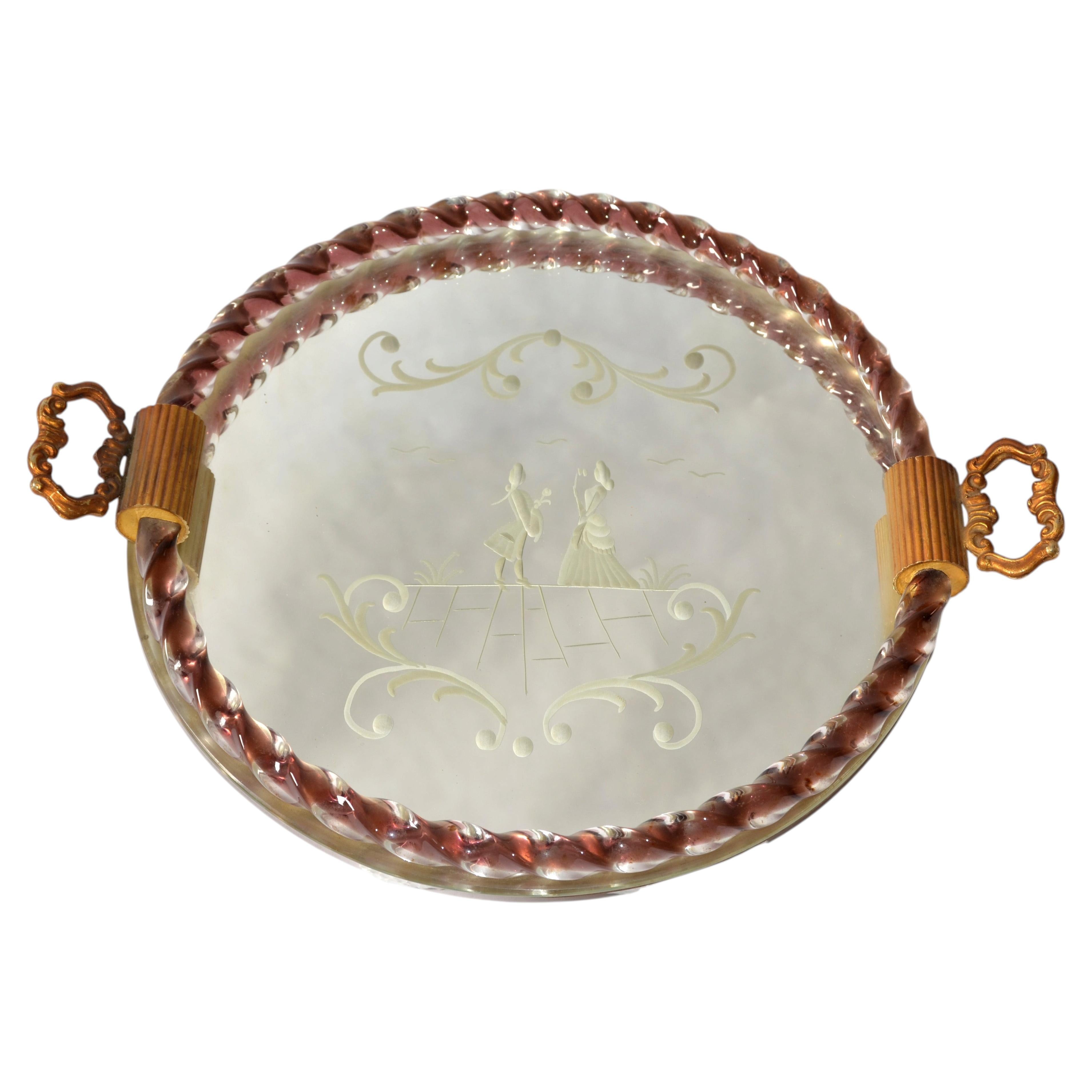 Vassoio veneziano rotondo anni '50 in vetro specchiato bordeaux con corda incisa Maniglie in bronzo in vendita