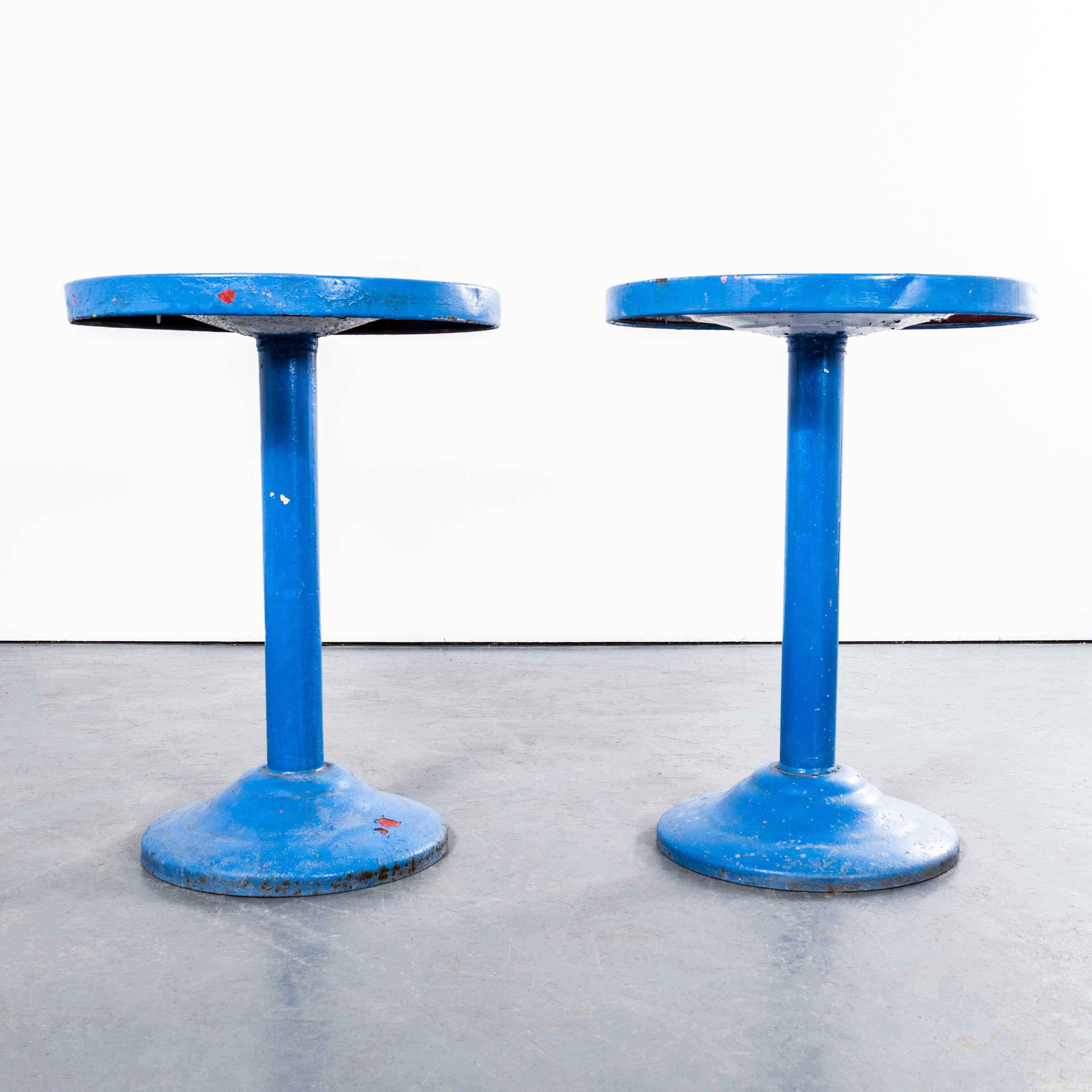 Tables d'appoint ou de salle à manger rondes Tolix bleu royal des années 1950 - Paire. 

Tolix est l'une de nos entreprises préférées. En 1907, le Français Xavier Pauchard découvre qu'il peut protéger la tôle de la rouille en la plongeant dans du