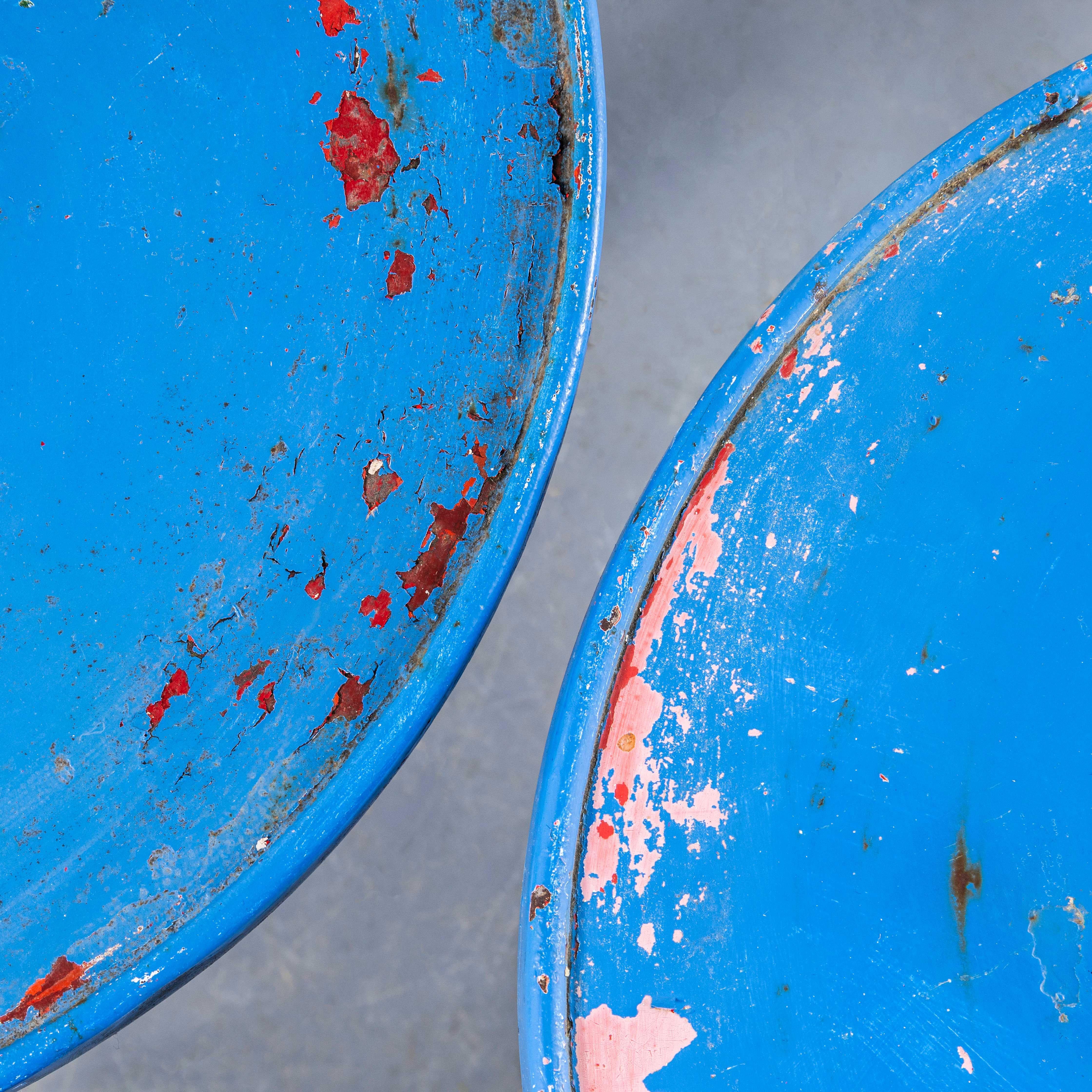 Français Tables d'appoint ou de salle à manger rondes Tolix bleu royal des années 1950 - Paire en vente