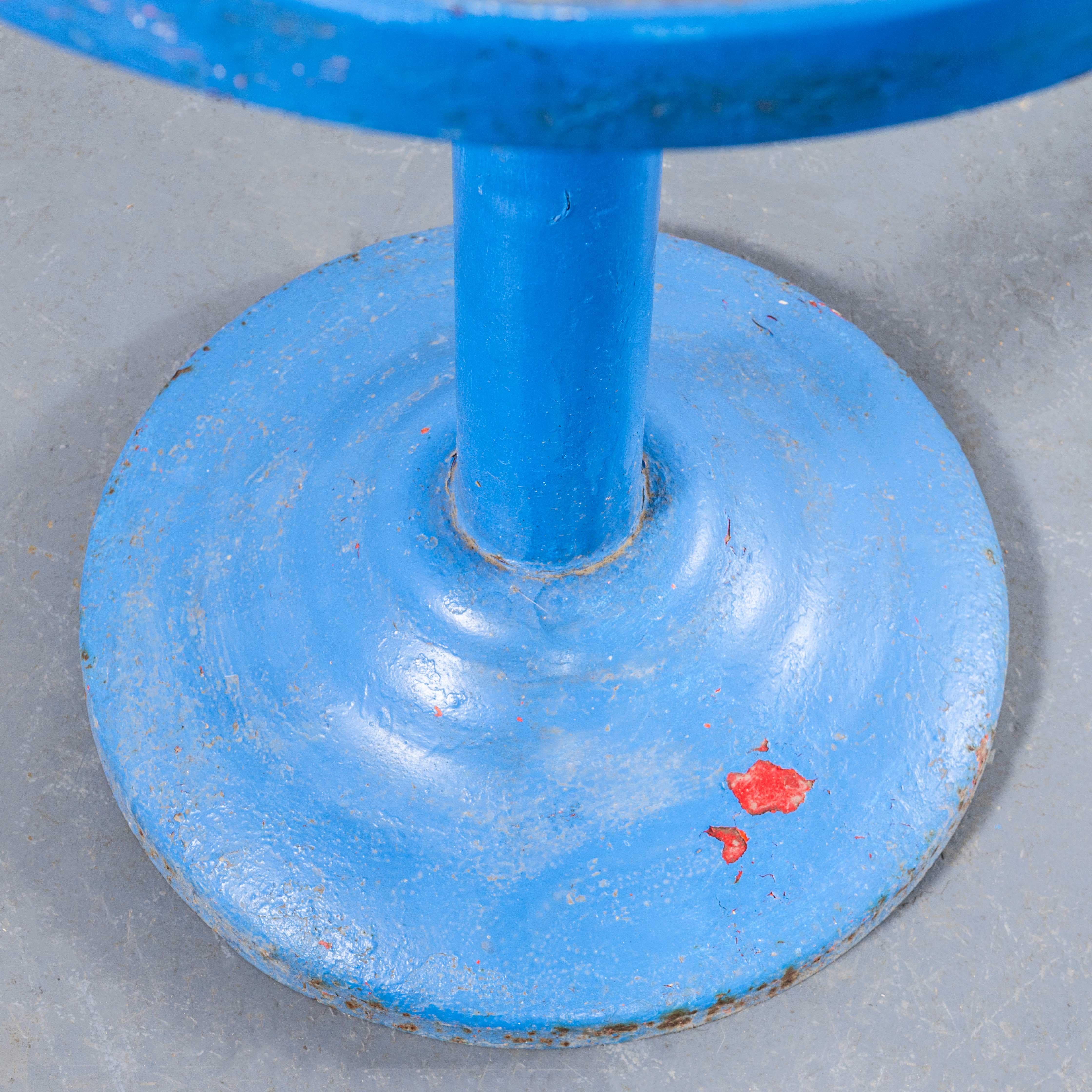 Tables d'appoint ou de salle à manger rondes Tolix bleu royal des années 1950 - Paire Bon état - En vente à Hook, Hampshire