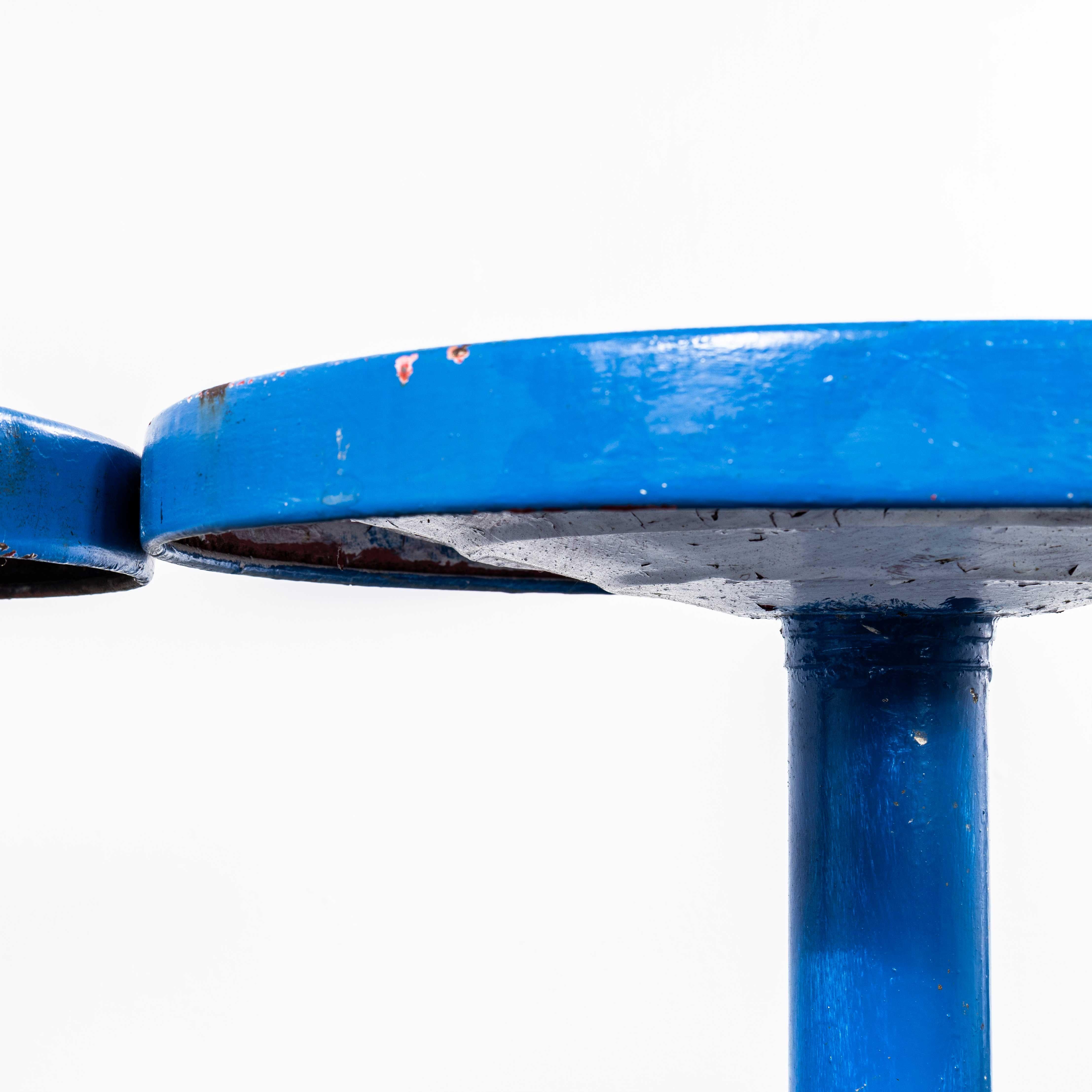 Milieu du XXe siècle Tables d'appoint ou de salle à manger rondes Tolix bleu royal des années 1950 - Paire en vente