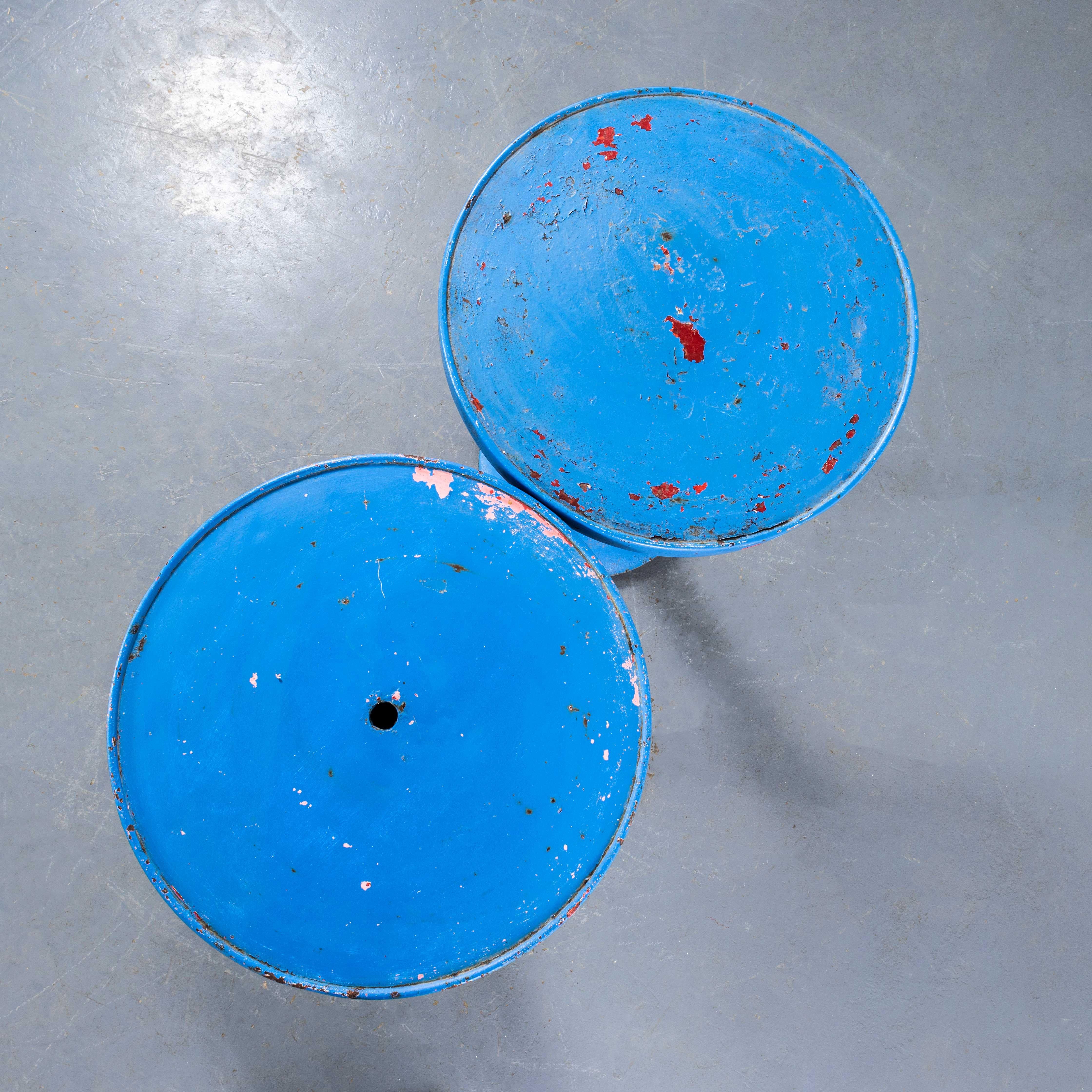 Acier Tables d'appoint ou de salle à manger rondes Tolix bleu royal des années 1950 - Paire en vente