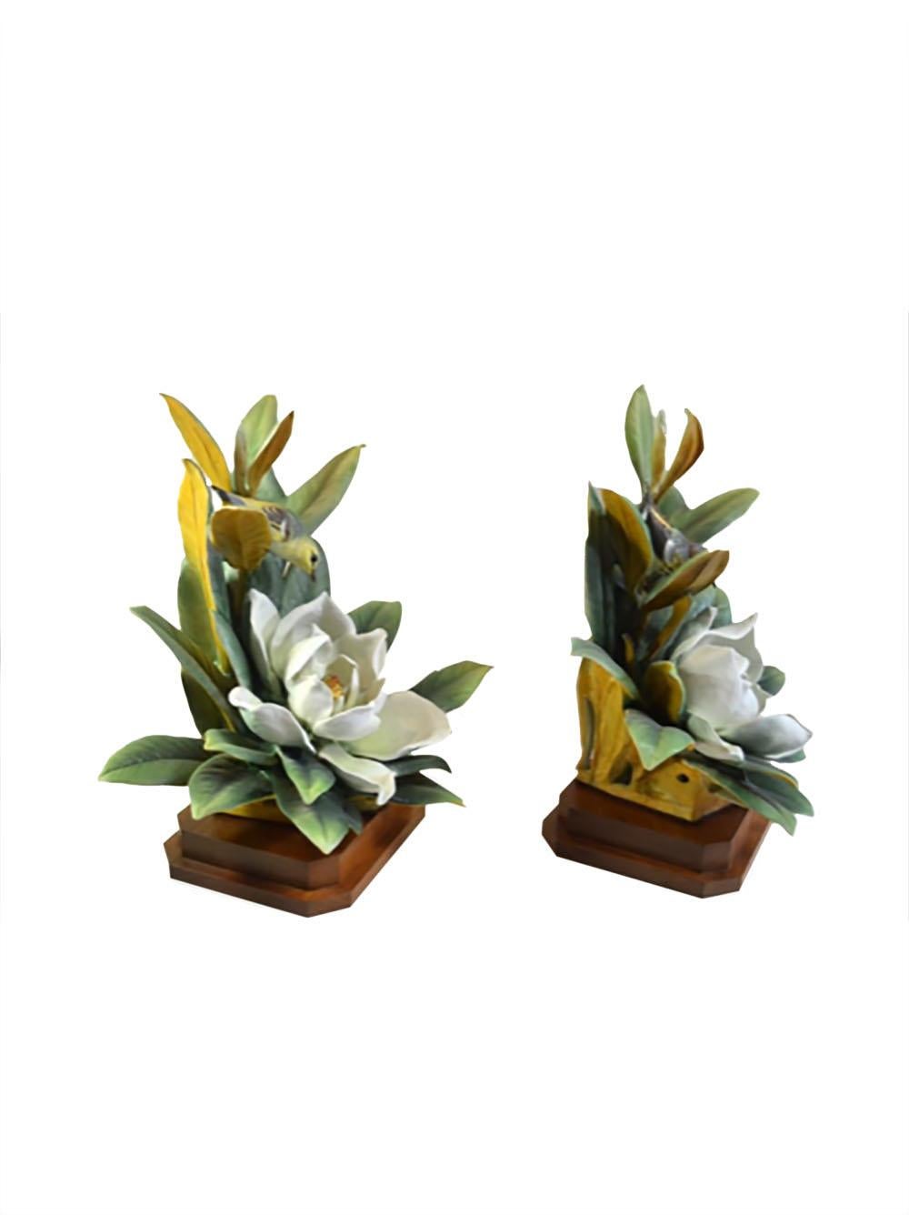 Une édition limitée, peinte à la main, paire de Royal Worcester Magnolia Warblers en porcelaine anglaise pour os fins. L'une des paires les plus importantes de la série American Bird. Numéro de forme : 3429 & 3430. Première taille, cachet