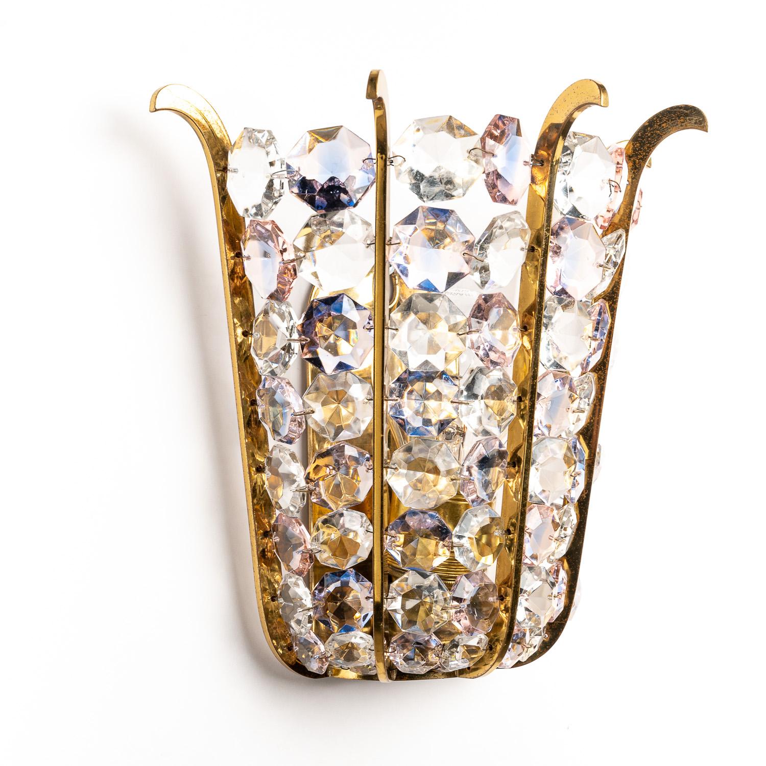 1950's Roze/Clear Crystal Glass and Brass Sconce by Bakalowits & Söhne For Sale 2