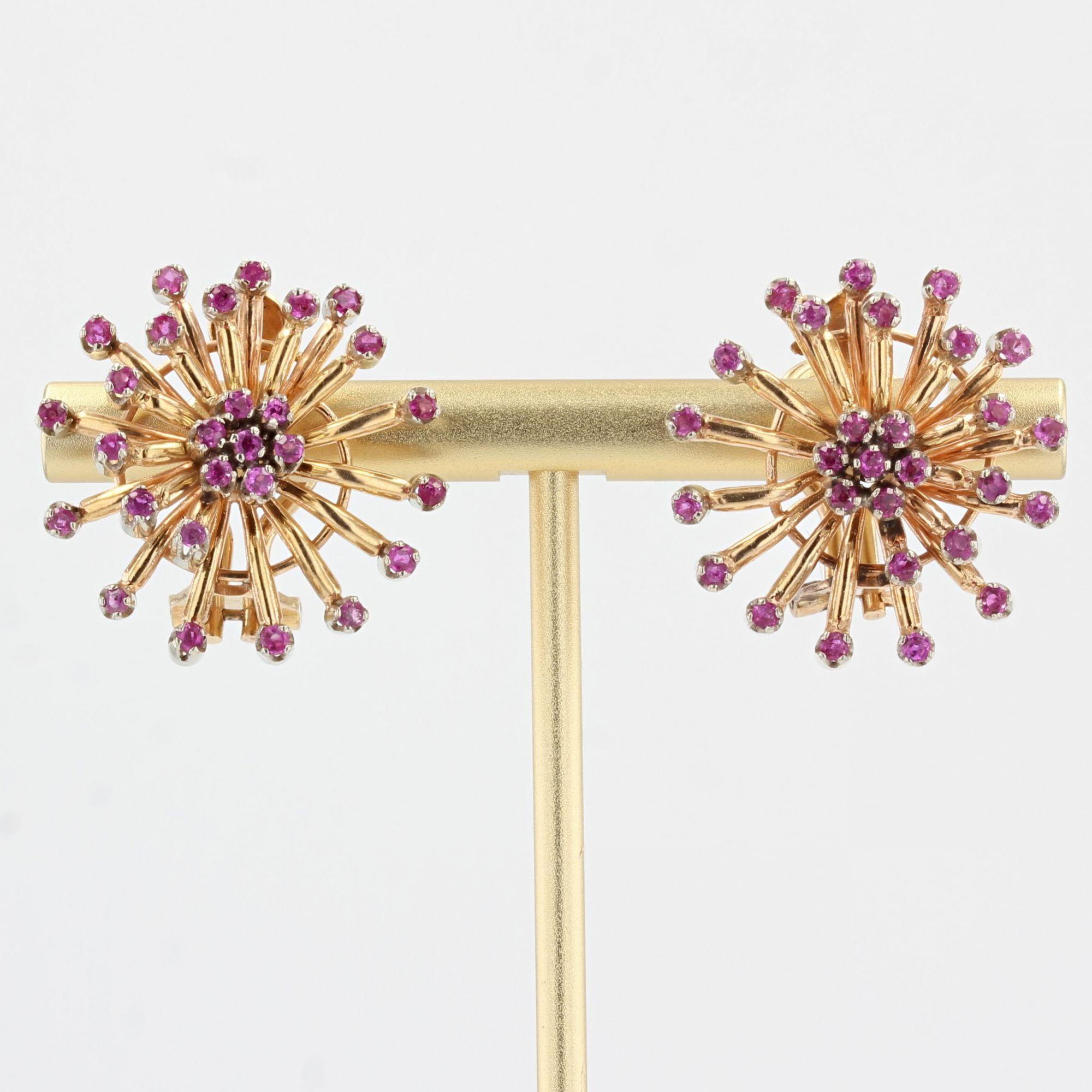 Rétro Boucles d'oreilles fleur en or jaune 18 carats et rubis des années 1950 en vente