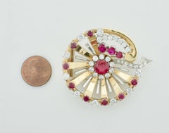 Spilla sostanziale in rubini e diamanti degli anni '50