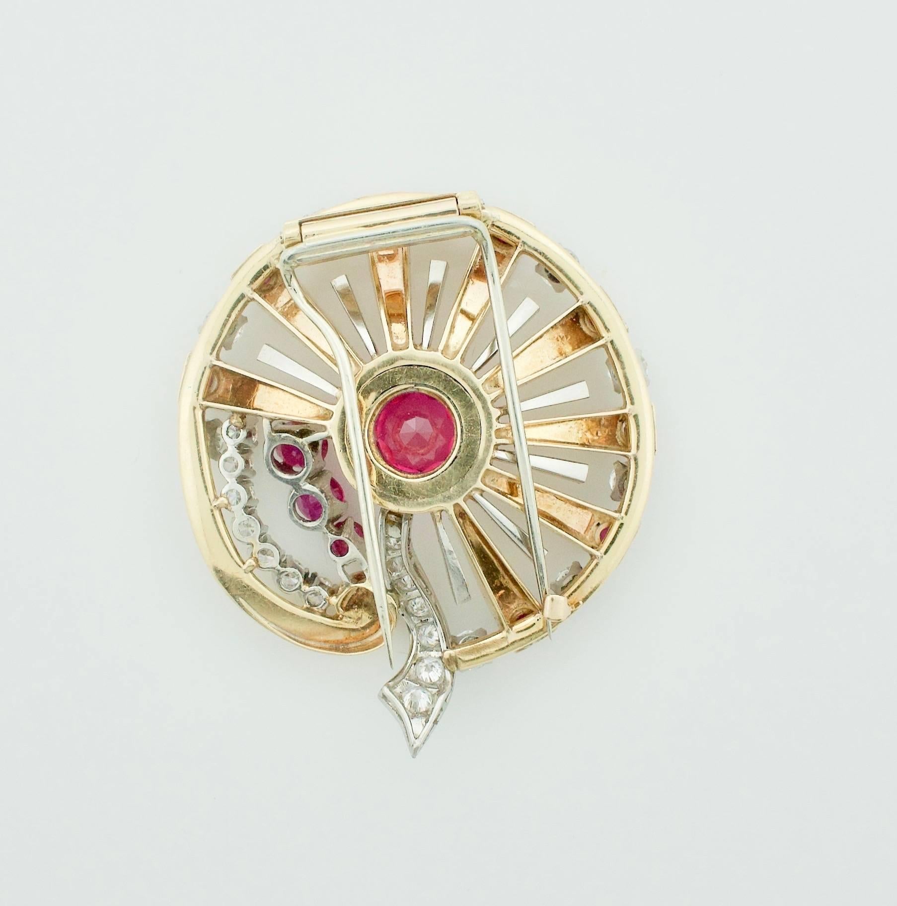 Moderne Substantielle broche en rubis et diamants des années 1950 en vente