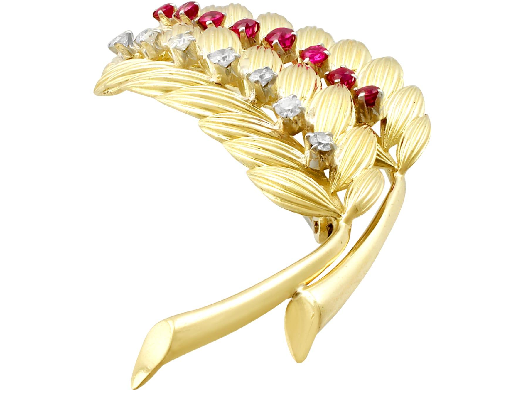 Taille ronde Broche feuille en or jaune avec rubis et diamants en vente