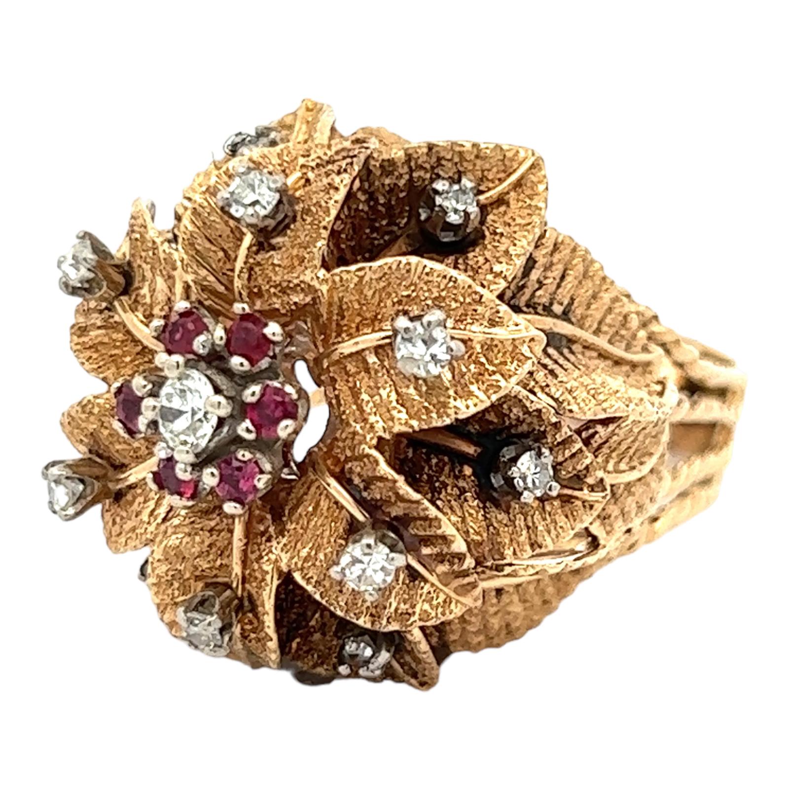 Handgefertigter floraler Ring mit Rubin und Diamant aus 14 Karat Gelbgold. Der Ring enthält 13 alte europäische Diamanten und Diamanten im Einzelschliff mit einem Gewicht von ca.  .34 Karat Gesamtgewicht und bewertet H-I Farbe und SI Klarheit. Die